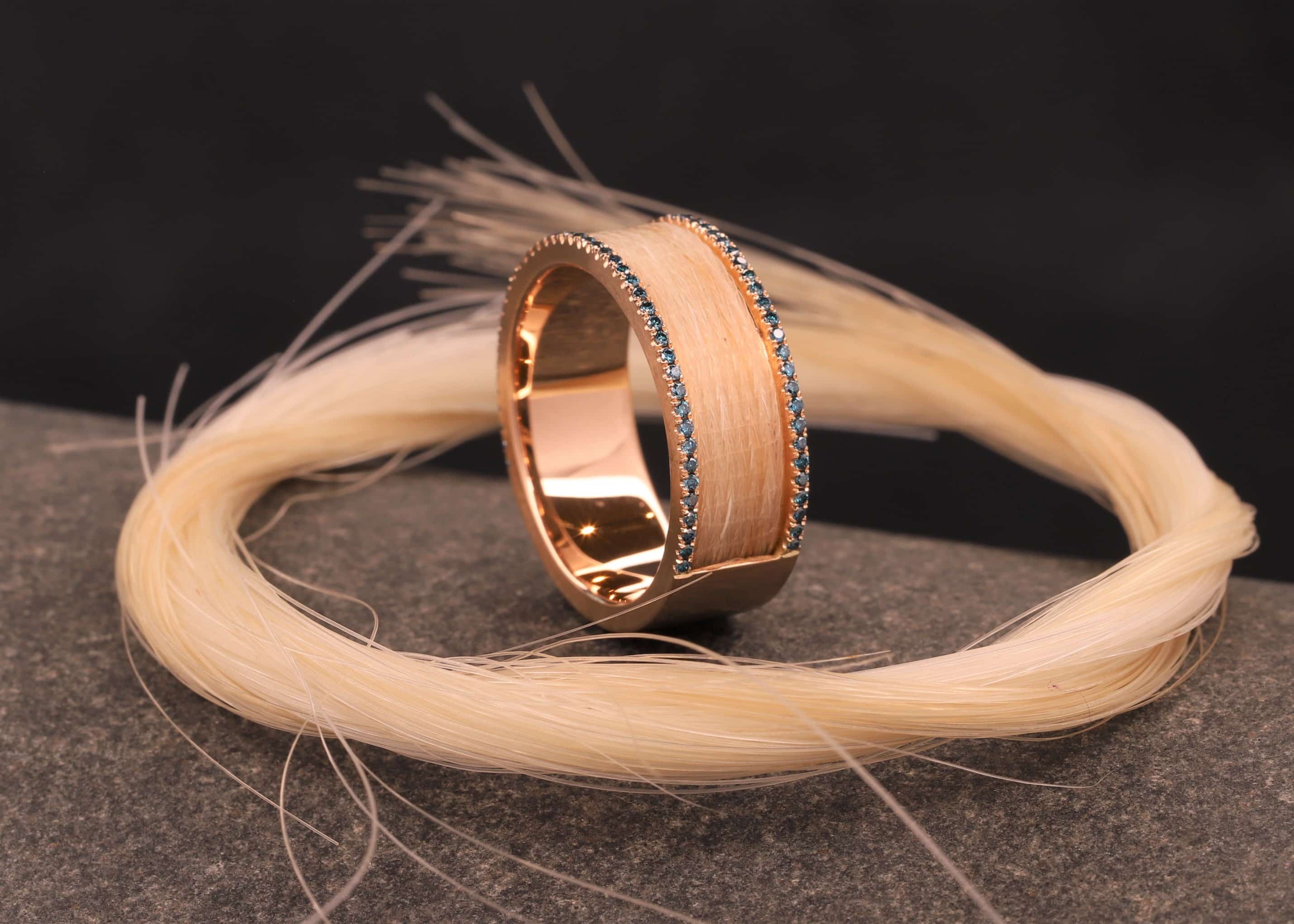 ring aus 585er rosegold mit blauen behandelten brillanten und pferde haar schmuckgarten