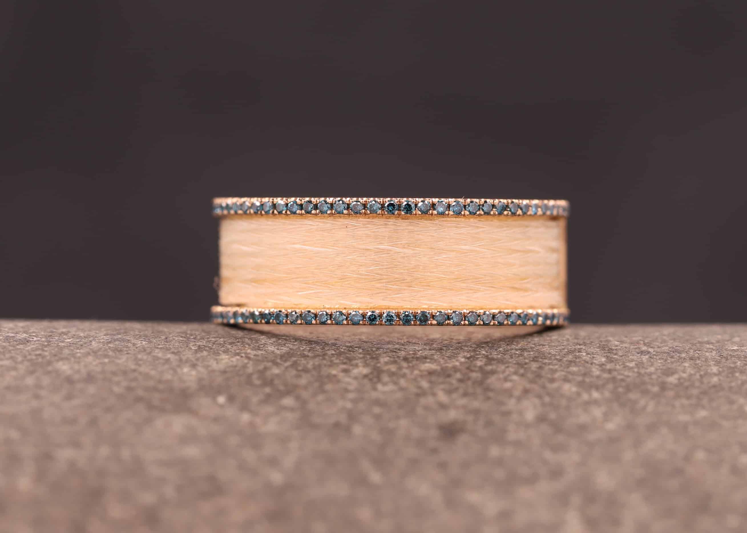 ring aus 585er rosegold mit blauen behandelten brillanten und pferde haar schmuckgarten