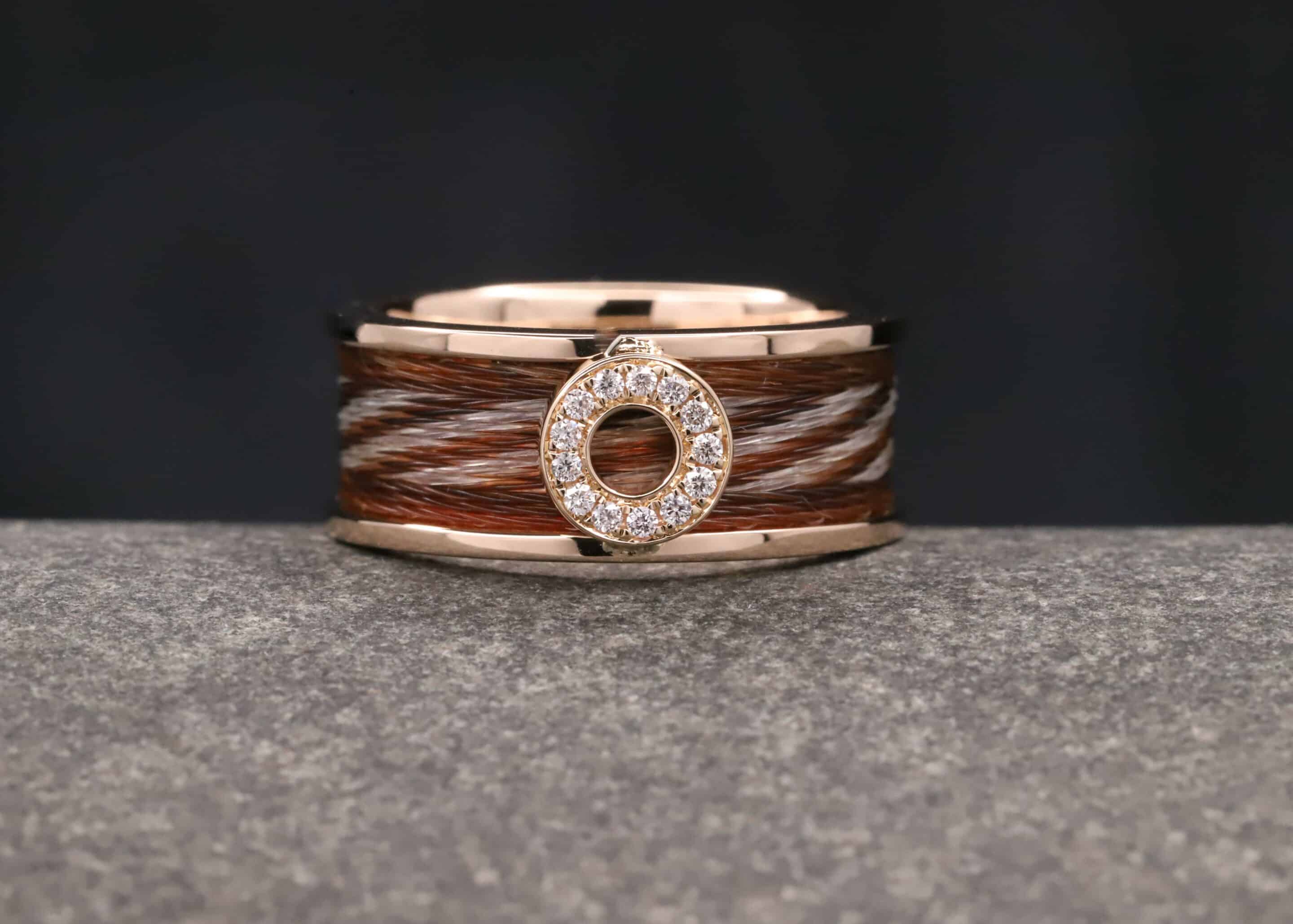 breiter goldring mit gewebten pferde haaren und donut / kreis ausgefasst mit brillanten schmuckgarten aachen