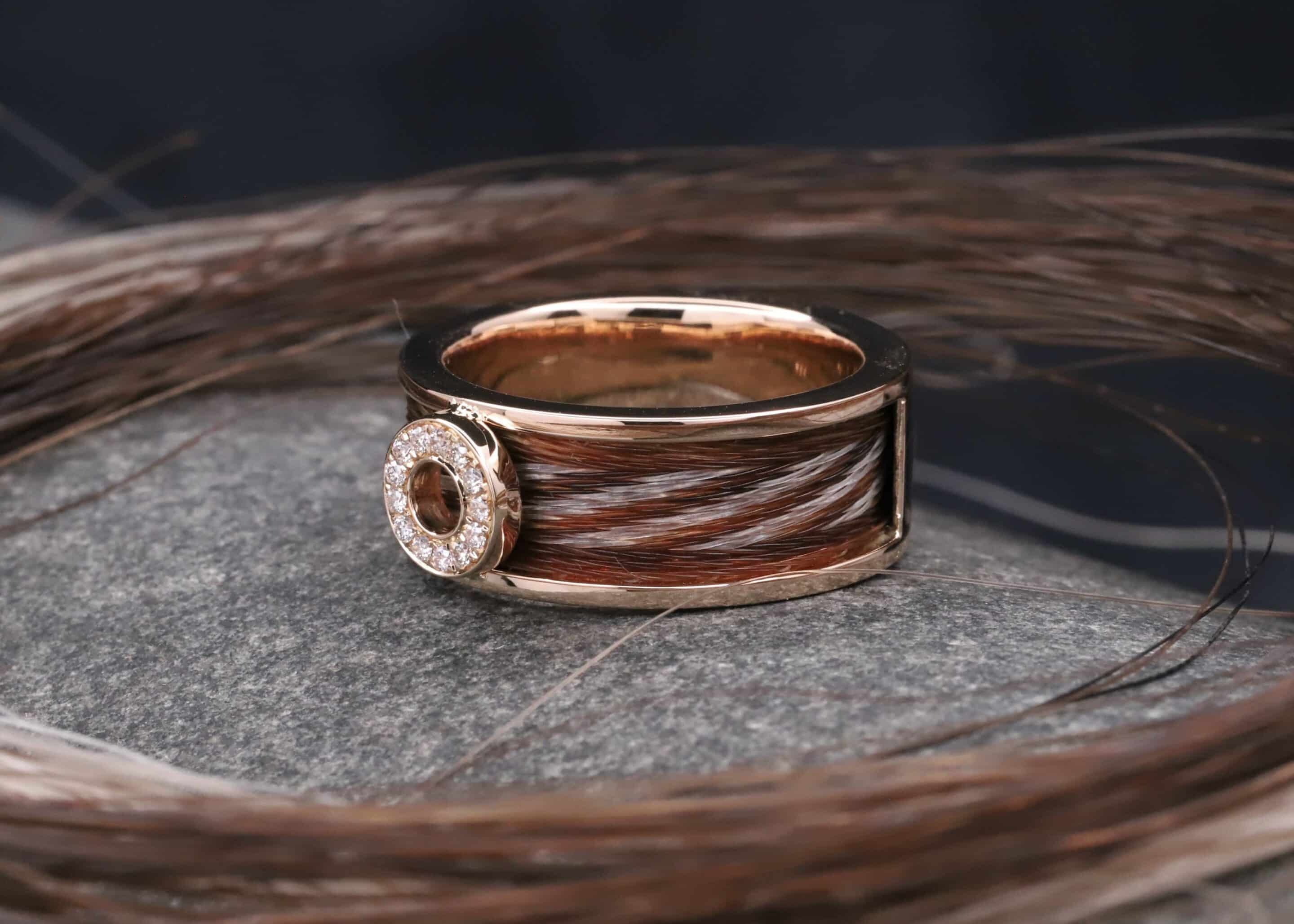 breiter goldring mit gewebten pferde haaren und donut / kreis ausgefasst mit brillanten schmuckgarten aachen