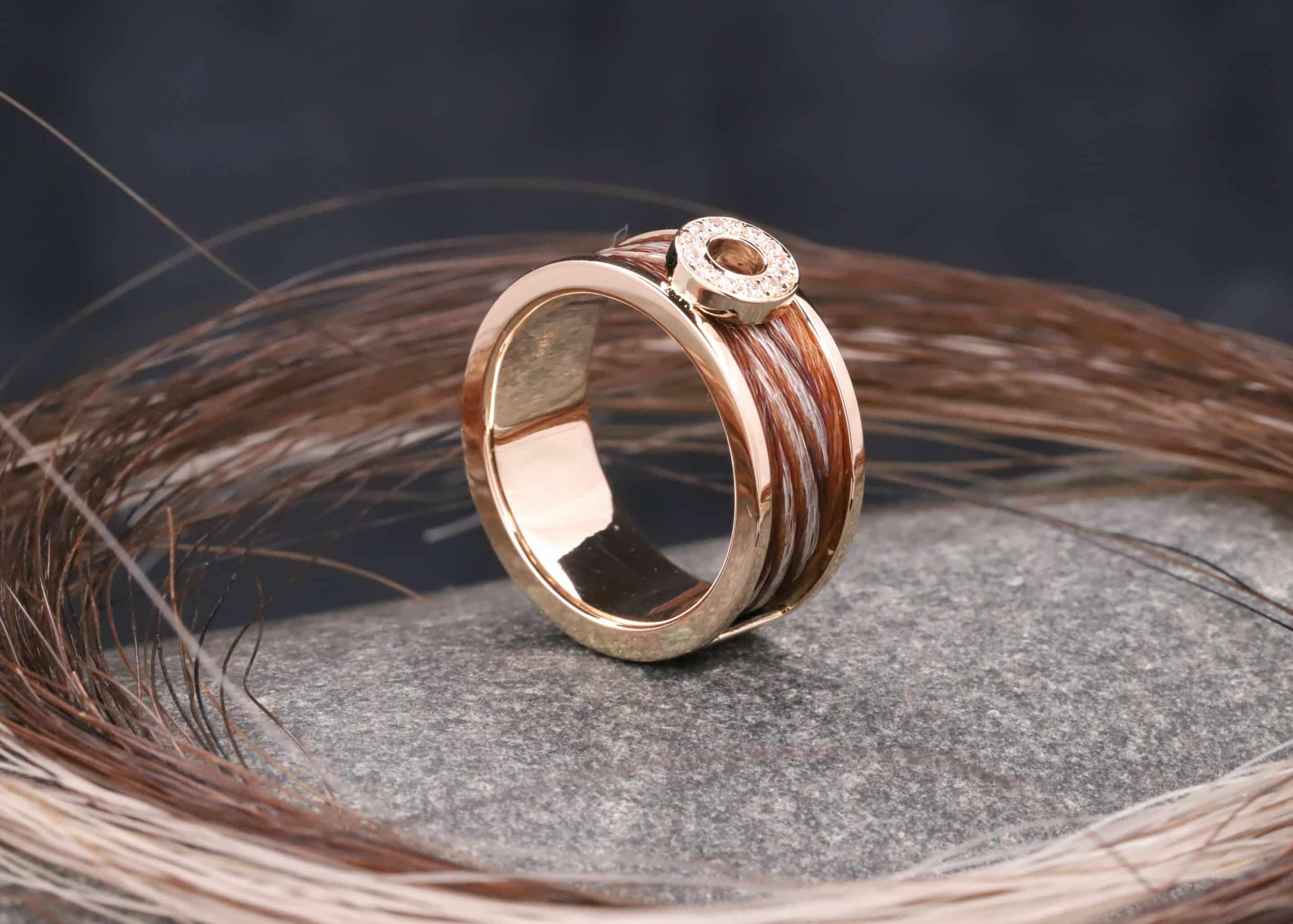 breiter goldring mit gewebten pferde haaren und donut / kreis ausgefasst mit brillanten schmuckgarten aachen