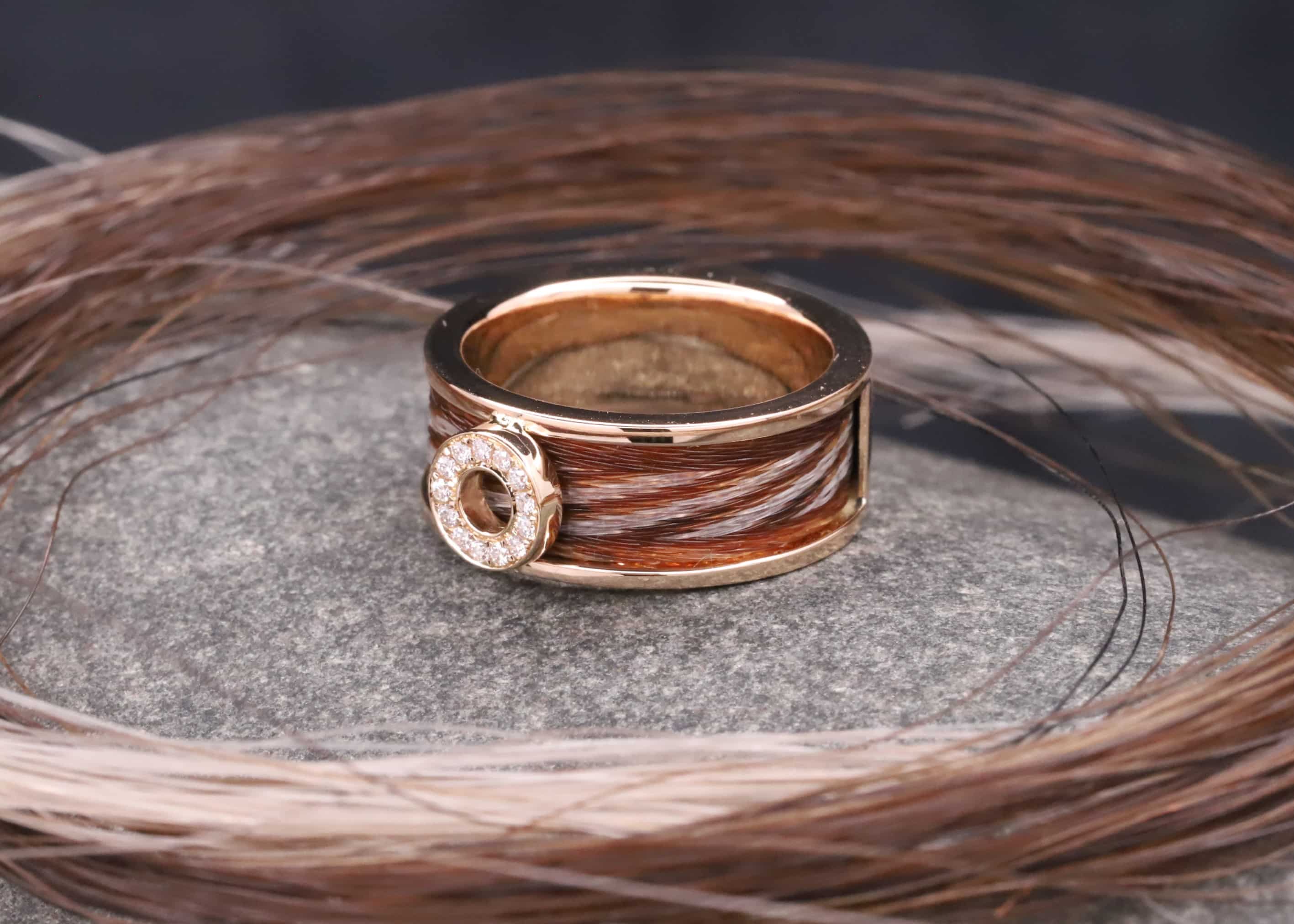 breiter goldring mit gewebten pferde haaren und donut / kreis ausgefasst mit brillanten schmuckgarten aachen