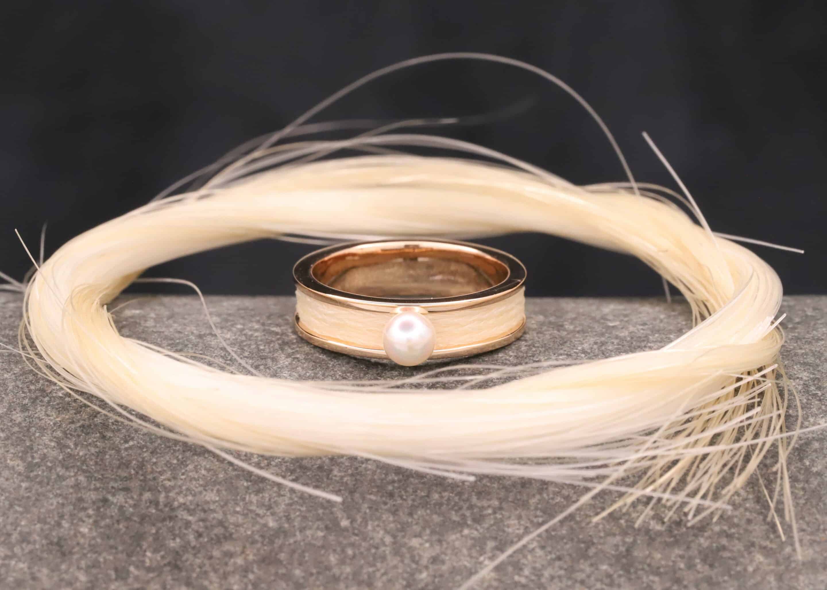 pferdehaar schmuck rose gold ring mit gewebten pferdehaaren und perle aus dem schmuckgarten