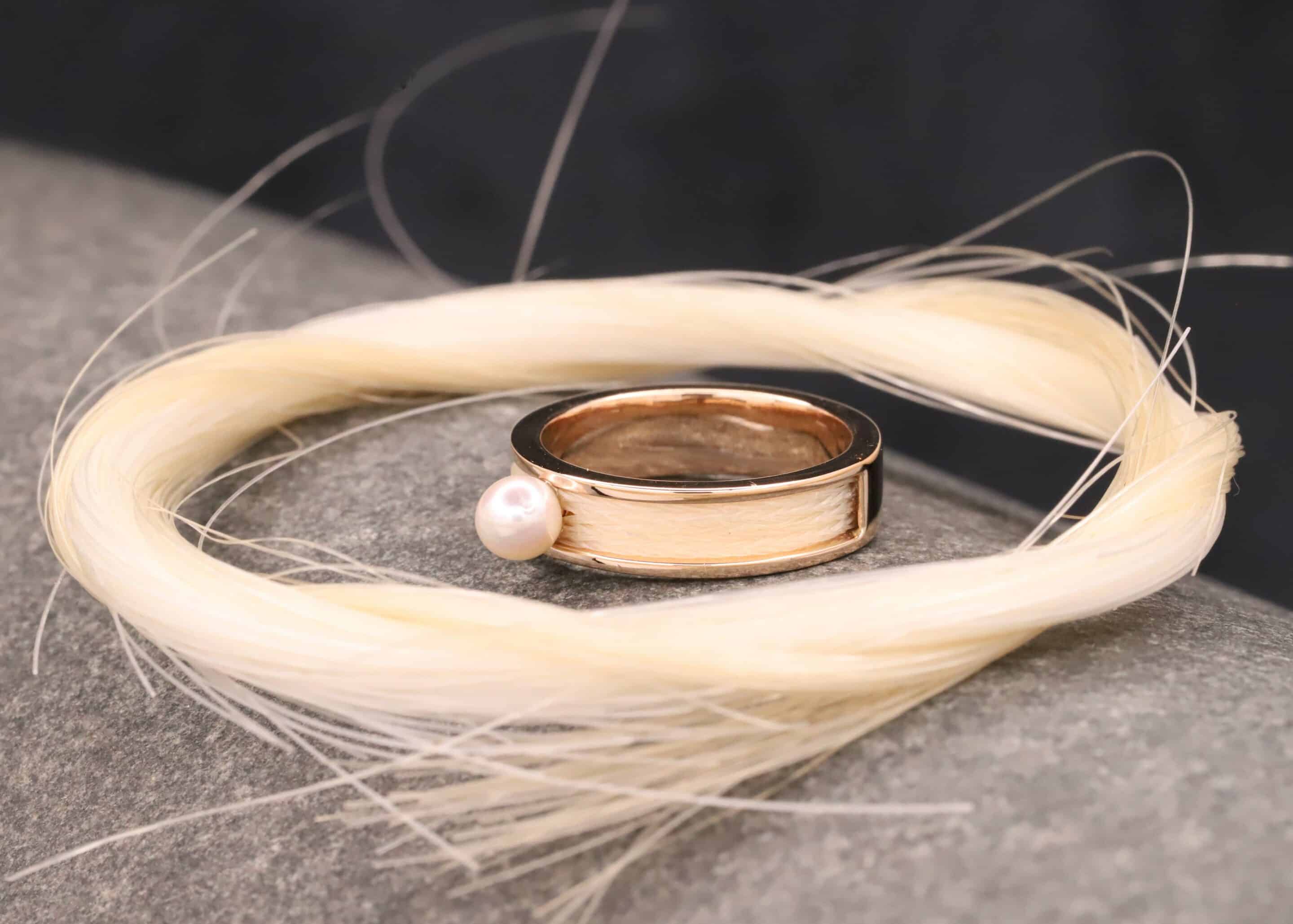 pferdehaar schmuck rose gold ring mit gewebten pferdehaaren und perle aus dem schmuckgarten