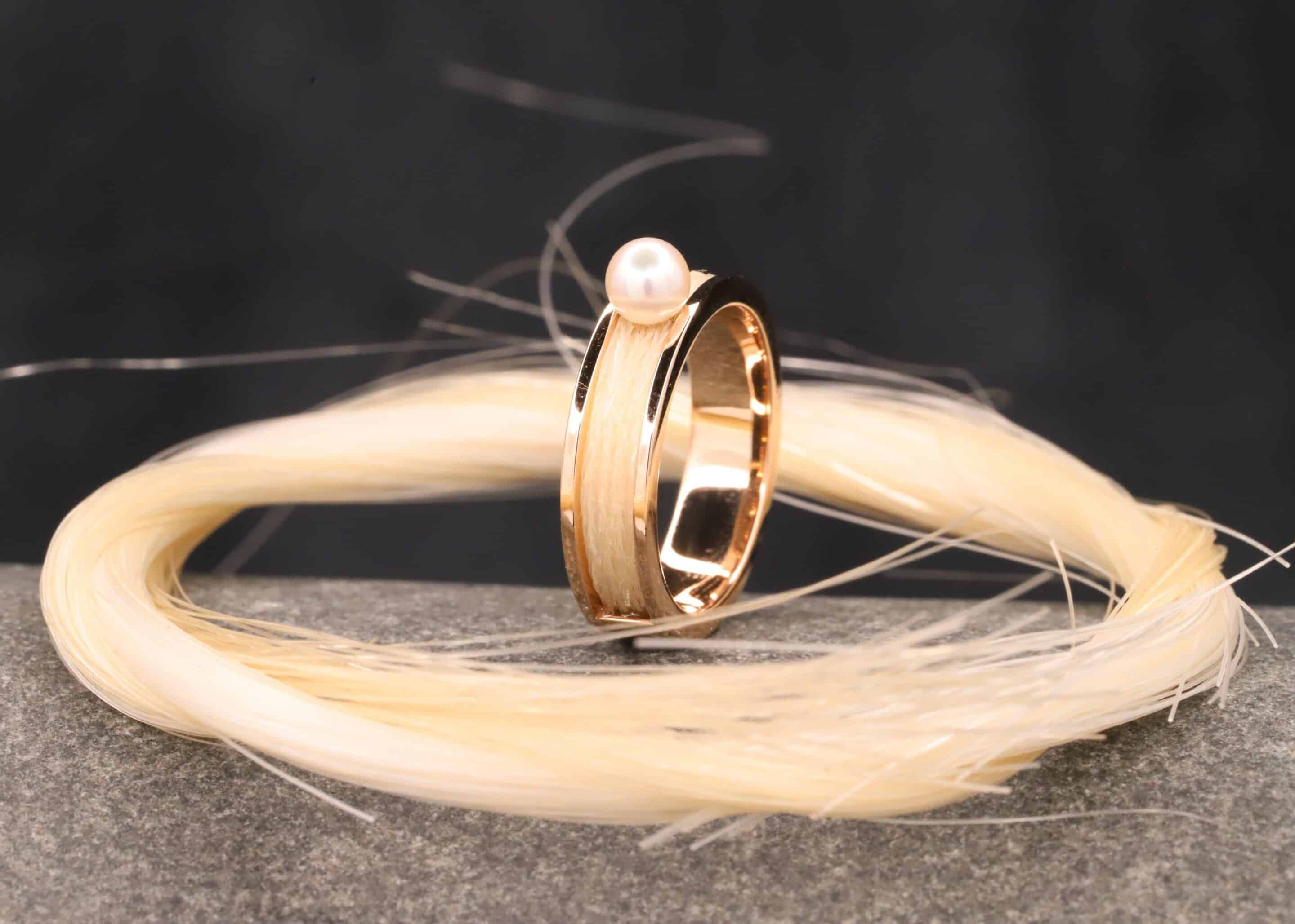 pferdehaar schmuck rose gold ring mit gewebten pferdehaaren und perle aus dem schmuckgarten