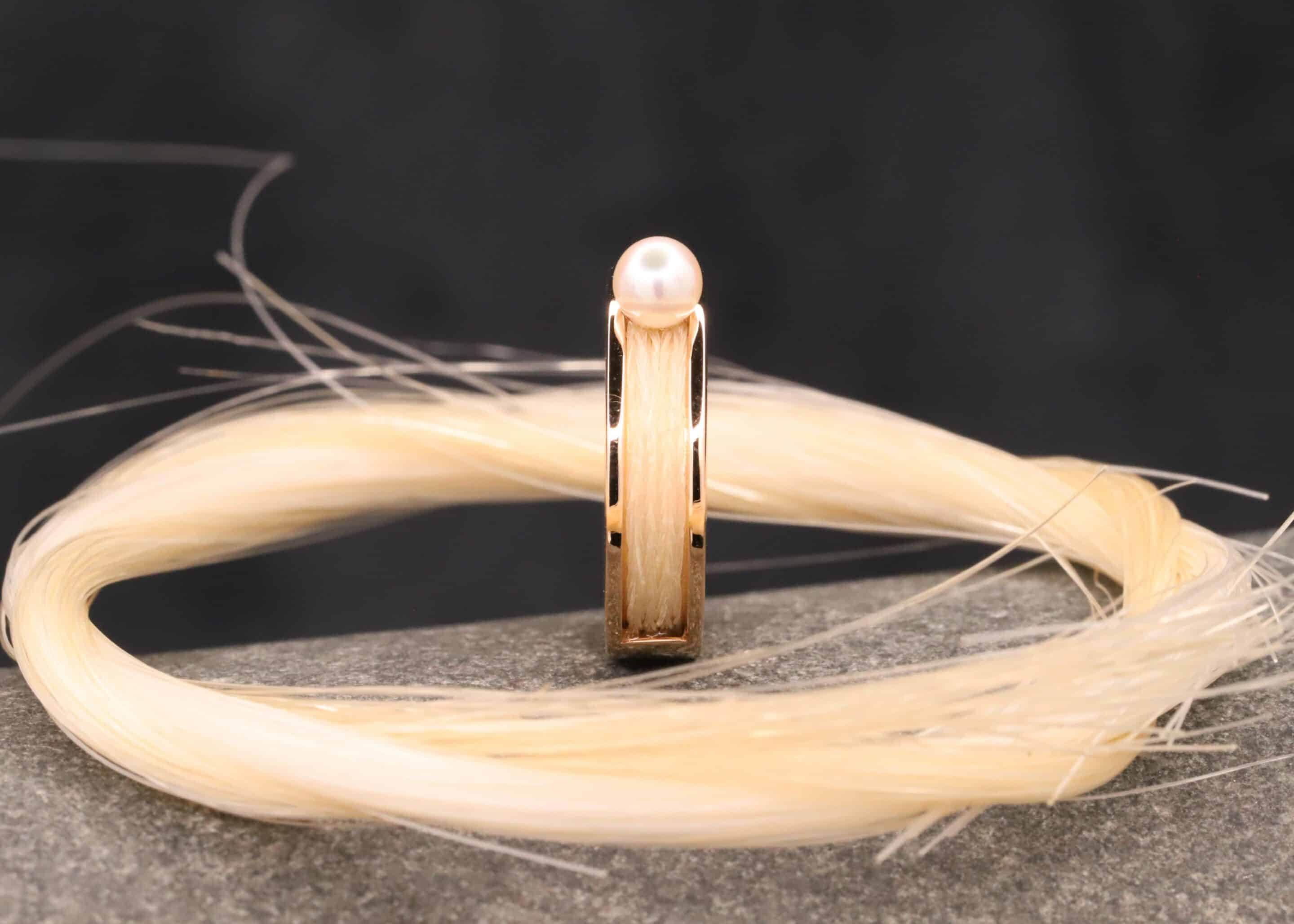 pferdehaar schmuck rose gold ring mit gewebten pferdehaaren und perle aus dem schmuckgarten