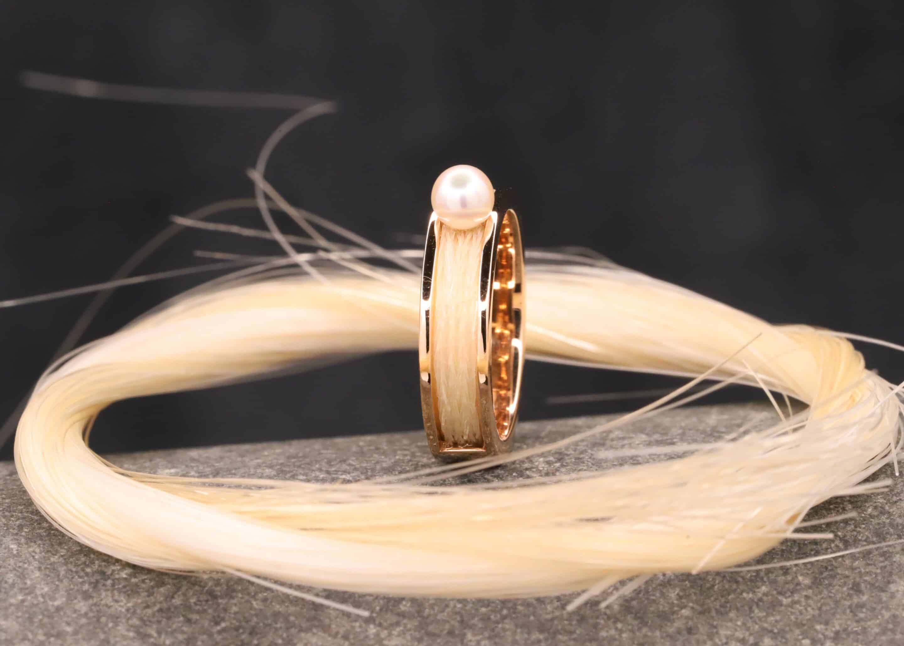 pferdehaar schmuck rose gold ring mit gewebten pferdehaaren und perle aus dem schmuckgarten