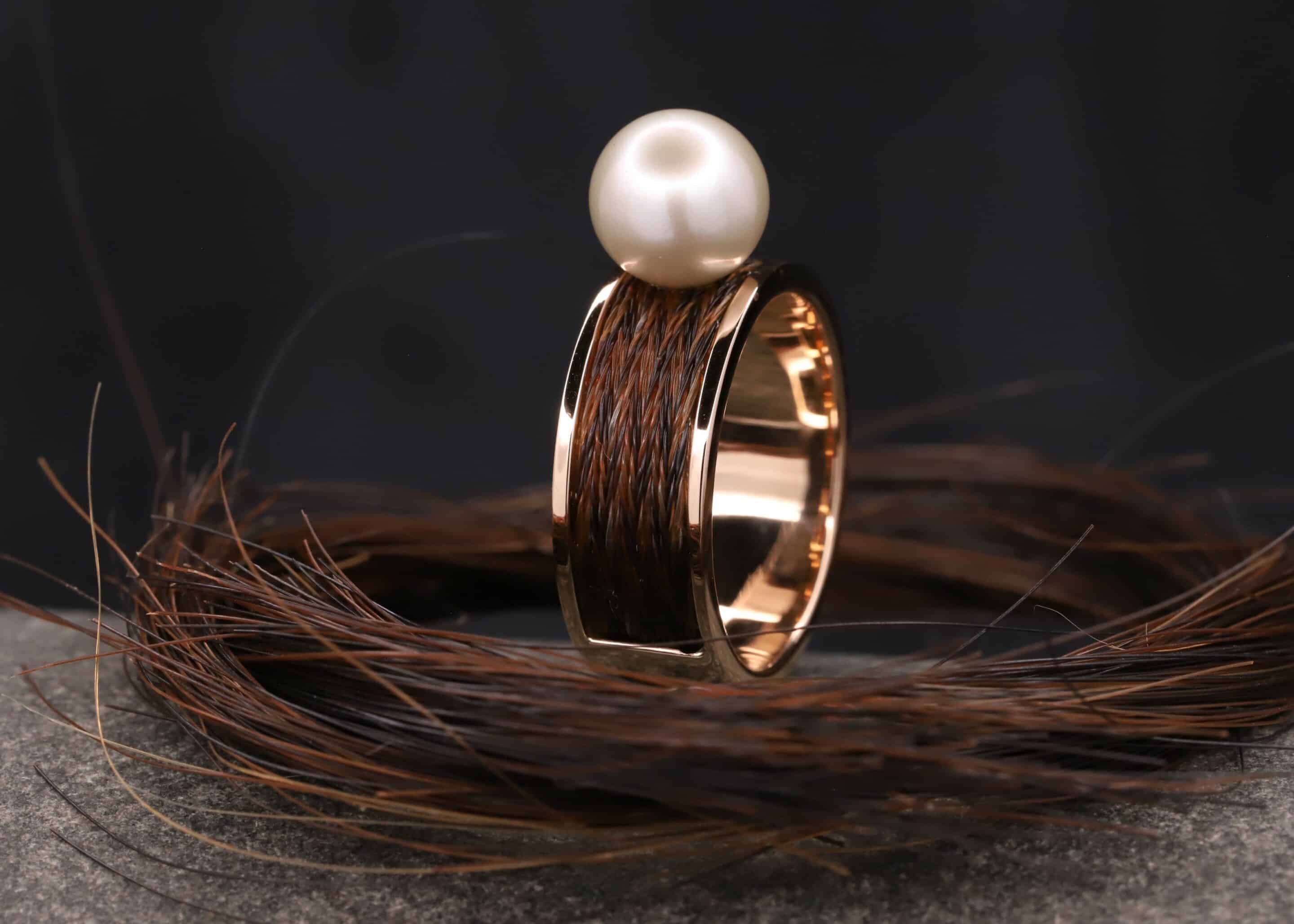 pferde haar schmuck breiter ring aus rosegold mit gewebten pferdehaaren und perle schmuckgarten