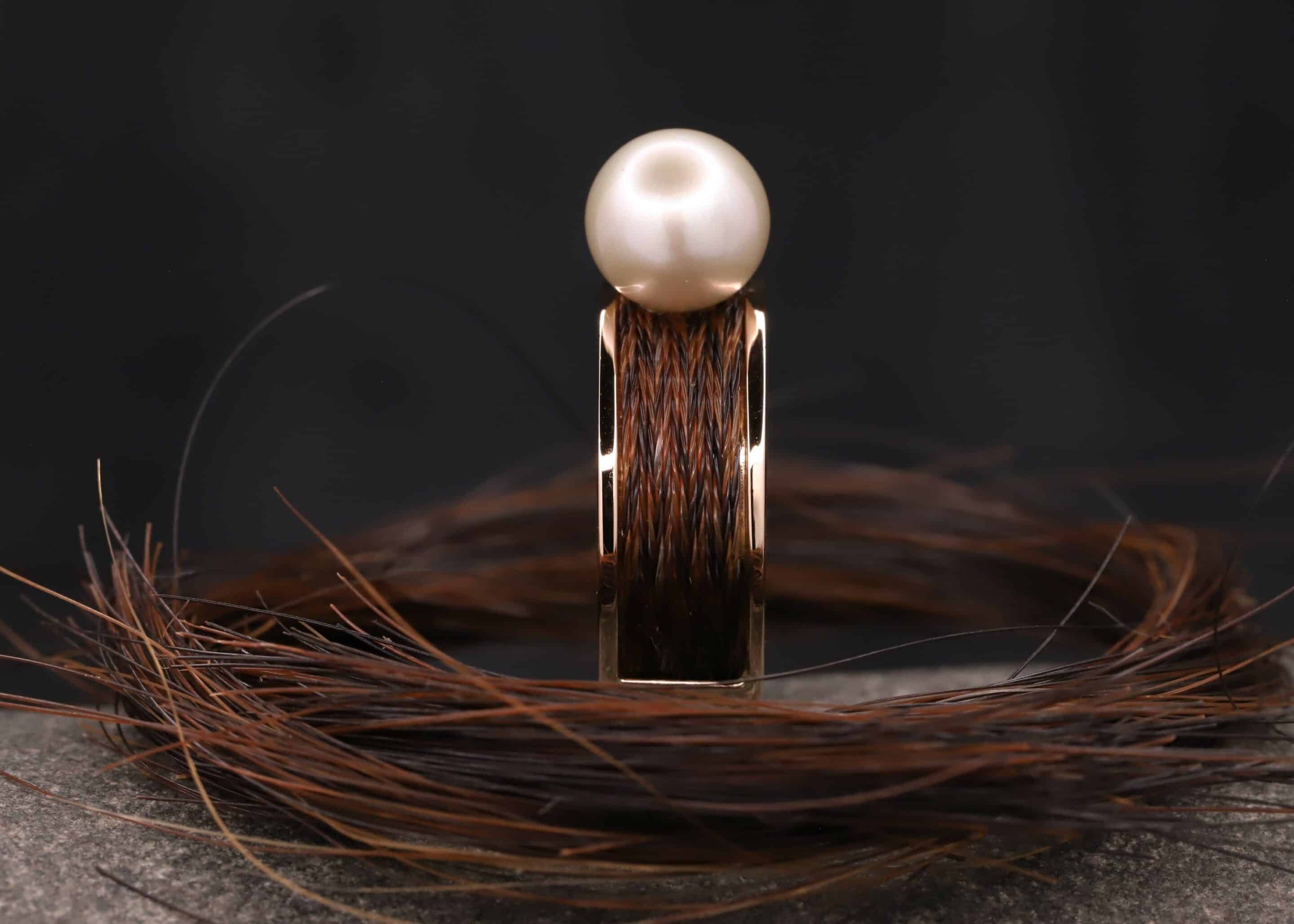 pferde haar schmuck breiter ring aus rosegold mit gewebten pferdehaaren und perle schmuckgarten