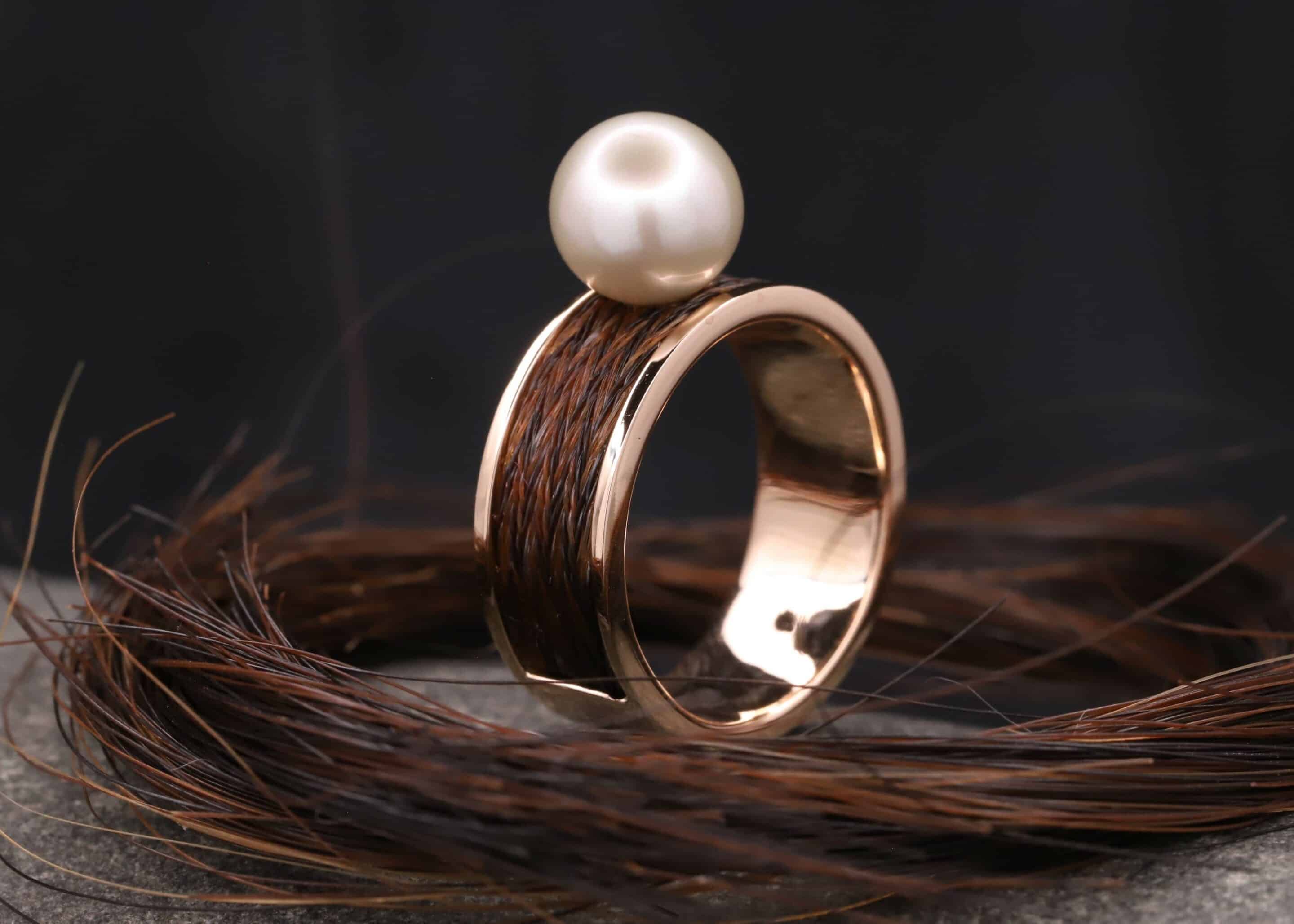 pferde haar schmuck breiter ring aus rosegold mit gewebten pferdehaaren und perle schmuckgarten