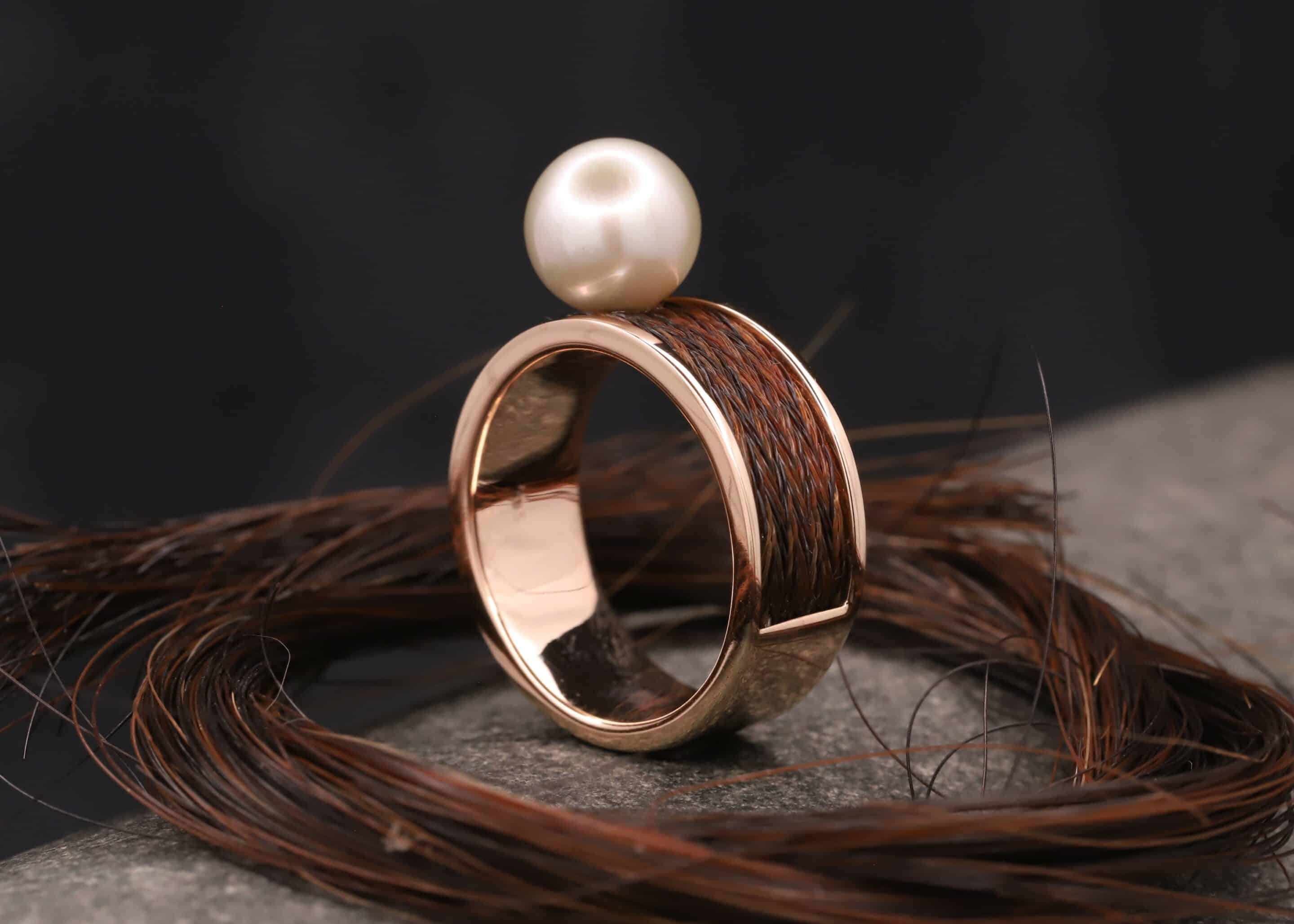 pferde haar schmuck breiter ring aus rosegold mit gewebten pferdehaaren und perle schmuckgarten