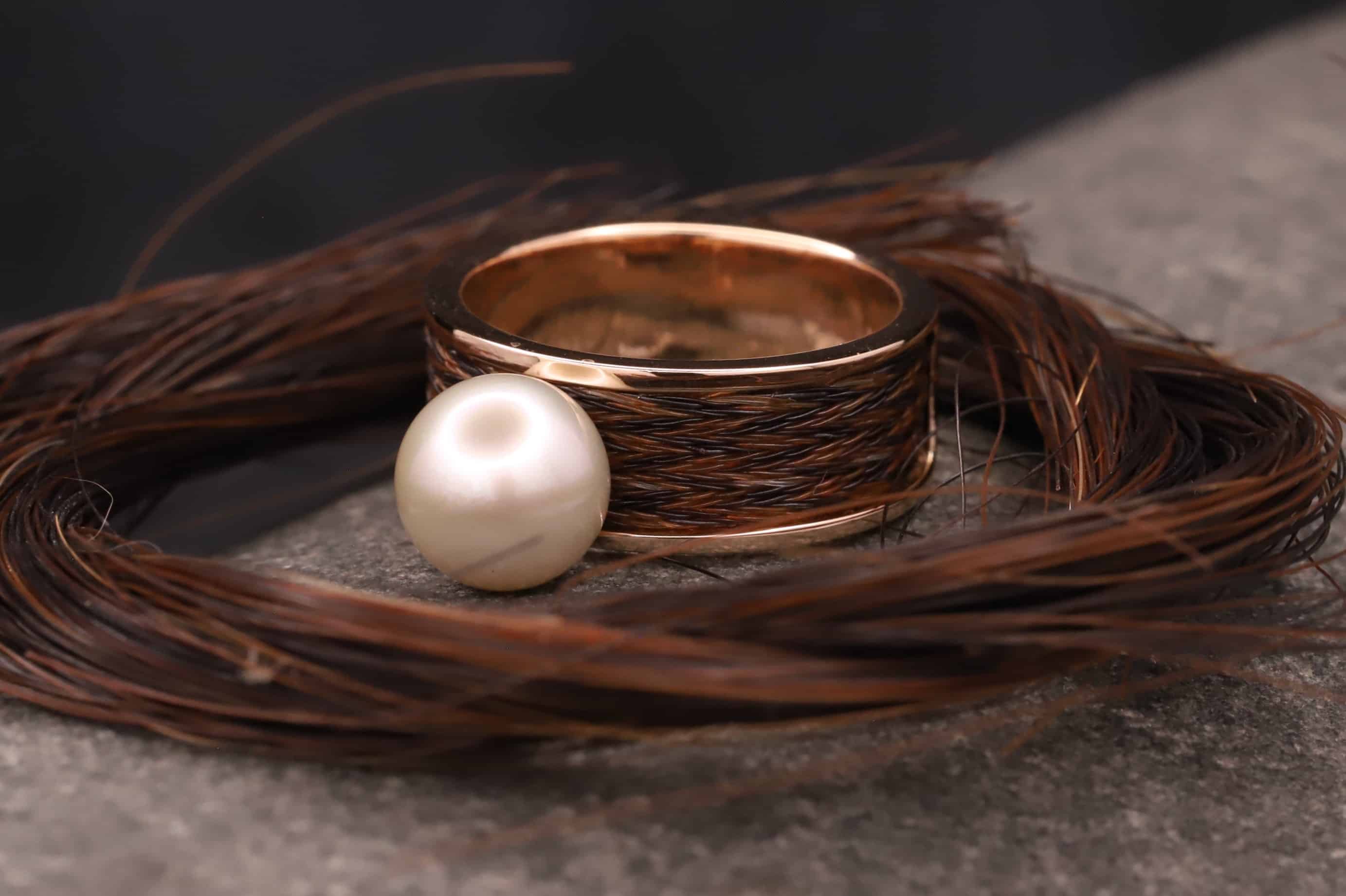 pferde haar schmuck breiter ring aus rosegold mit gewebten pferdehaaren und perle schmuckgarten