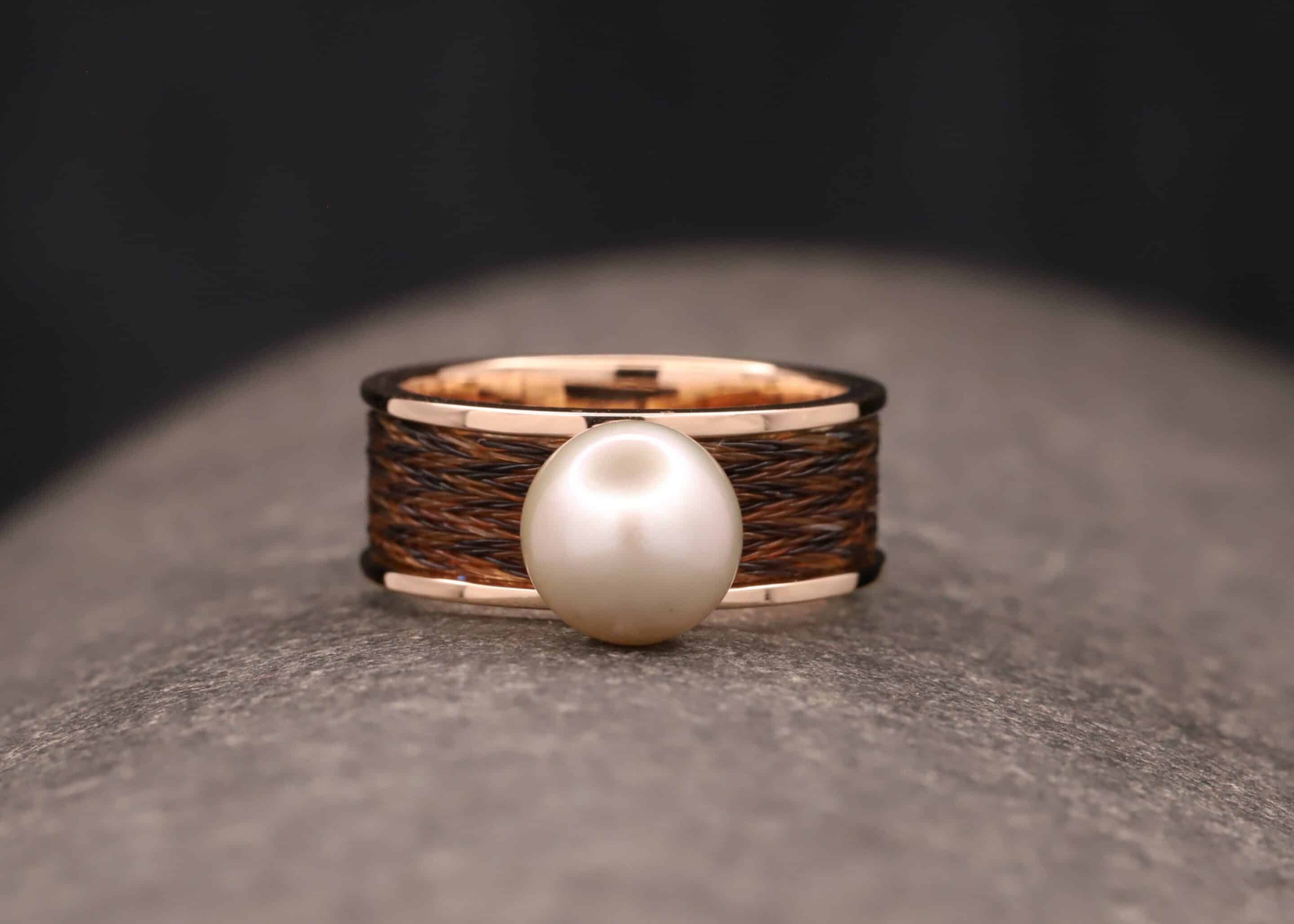 pferde haar schmuck breiter ring aus rosegold mit gewebten pferdehaaren und perle schmuckgarten