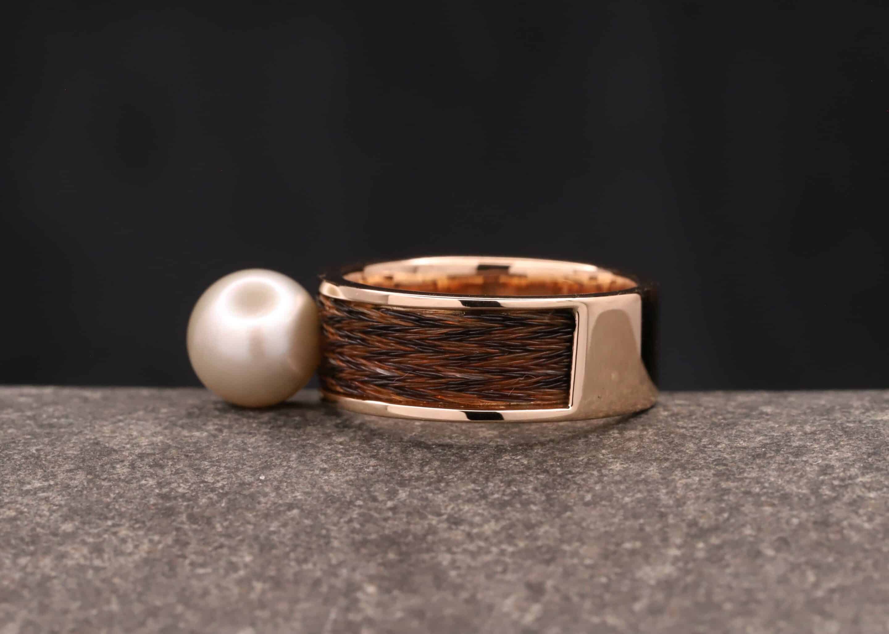 pferde haar schmuck breiter ring aus rosegold mit gewebten pferdehaaren und perle schmuckgarten