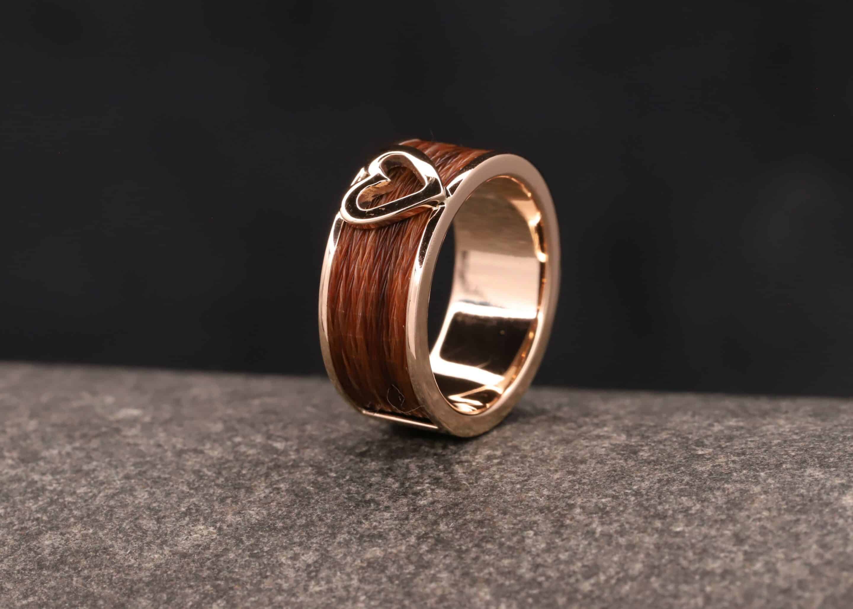 breiter polierter gold ring mit gewebten pferde haaren und herz schmuckgarten stolberg aachen