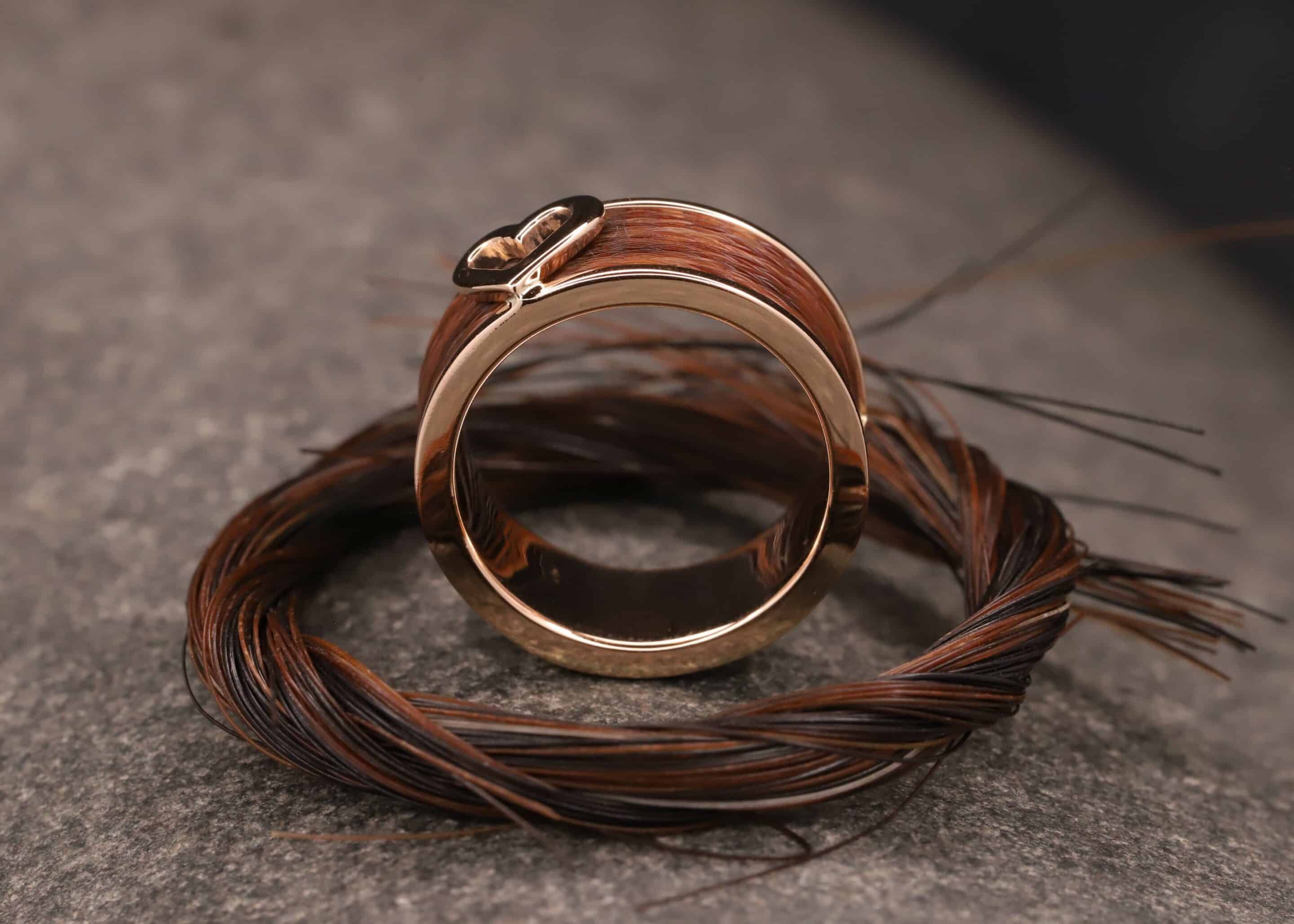 breiter polierter gold ring mit gewebten pferde haaren und herz schmuckgarten stolberg aachen