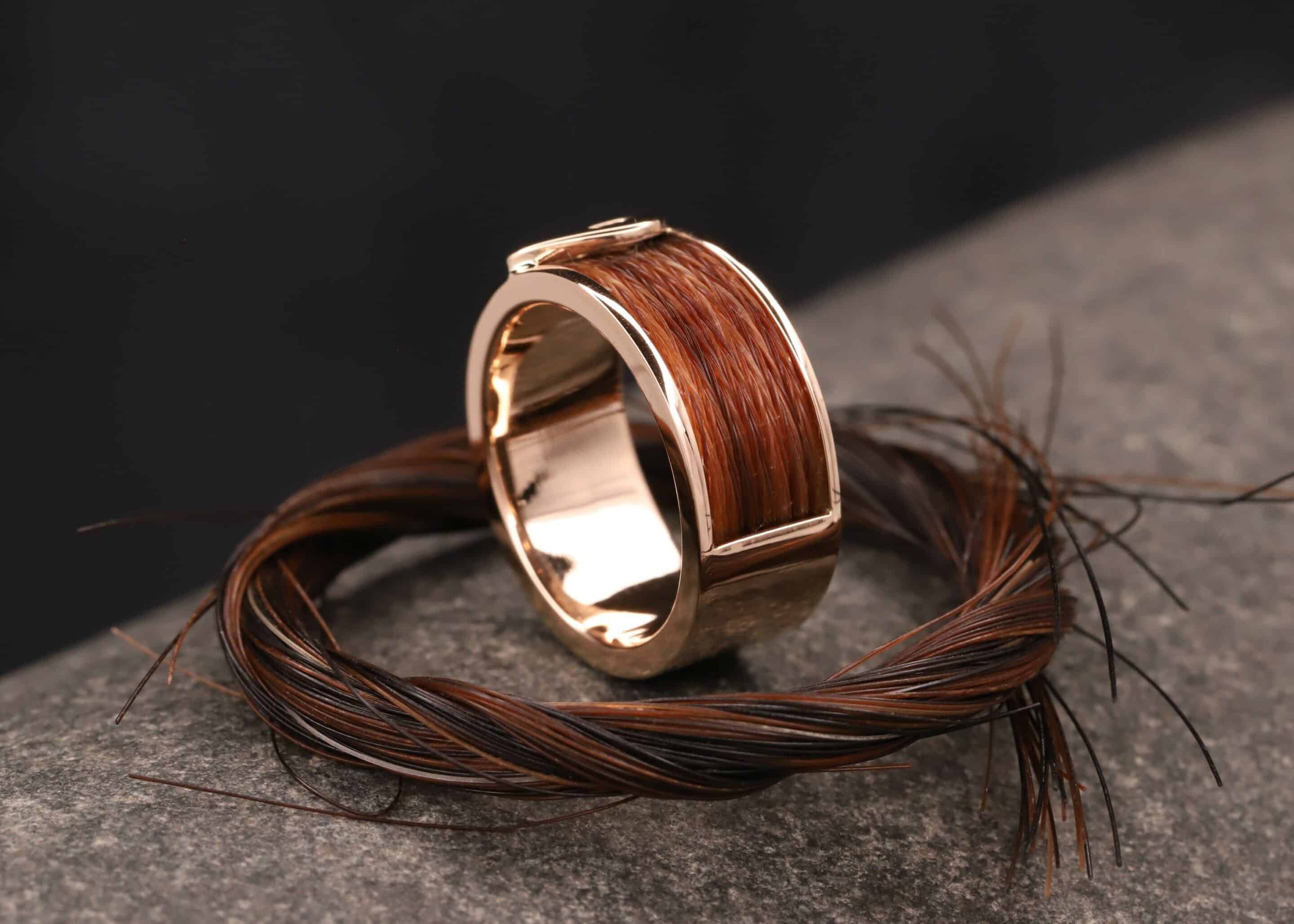 breiter polierter gold ring mit gewebten pferde haaren und herz schmuckgarten stolberg aachen