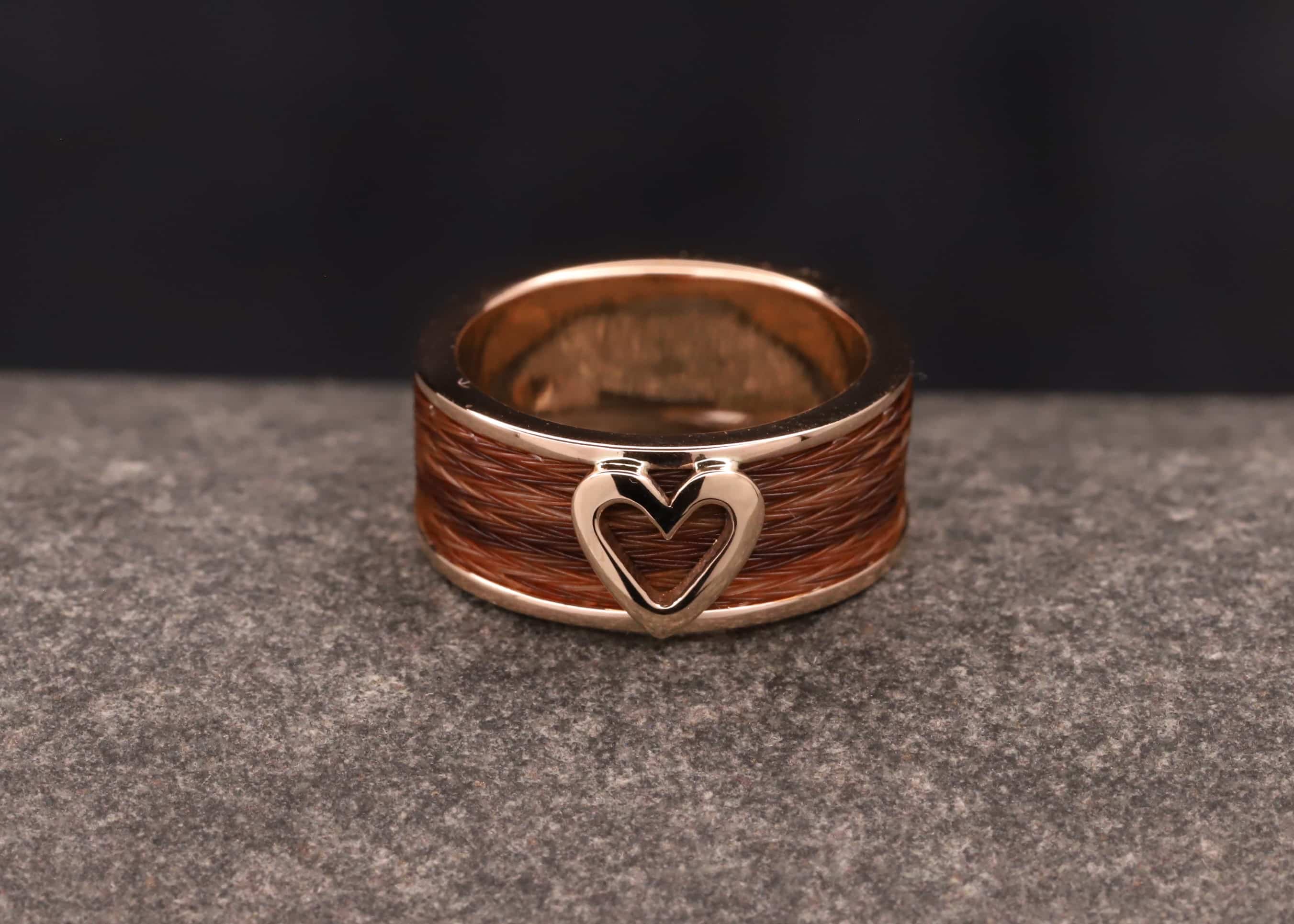 breiter polierter gold ring mit gewebten pferde haaren und herz schmuckgarten stolberg aachen
