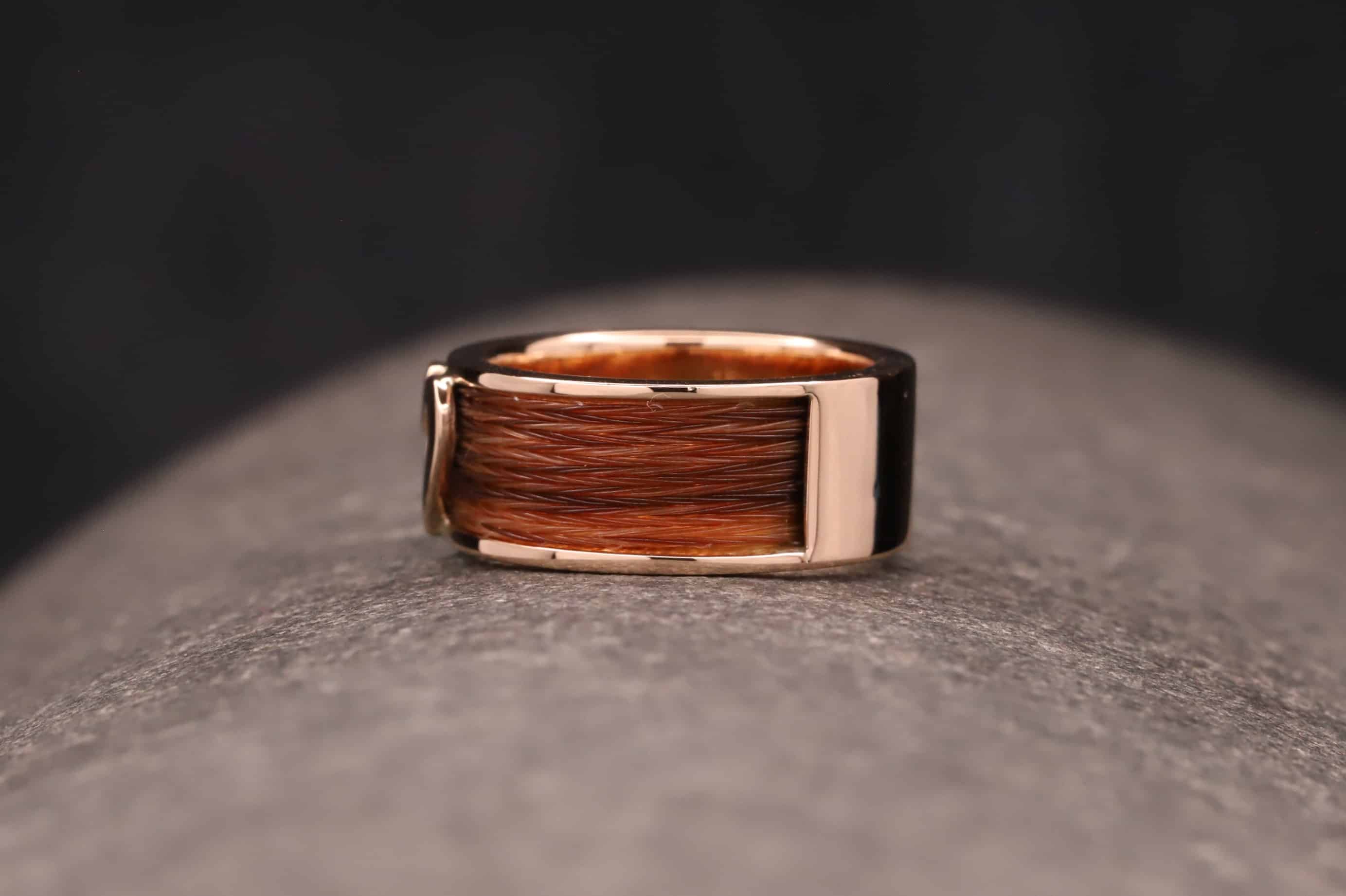 breiter polierter gold ring mit gewebten pferde haaren und herz schmuckgarten stolberg aachen