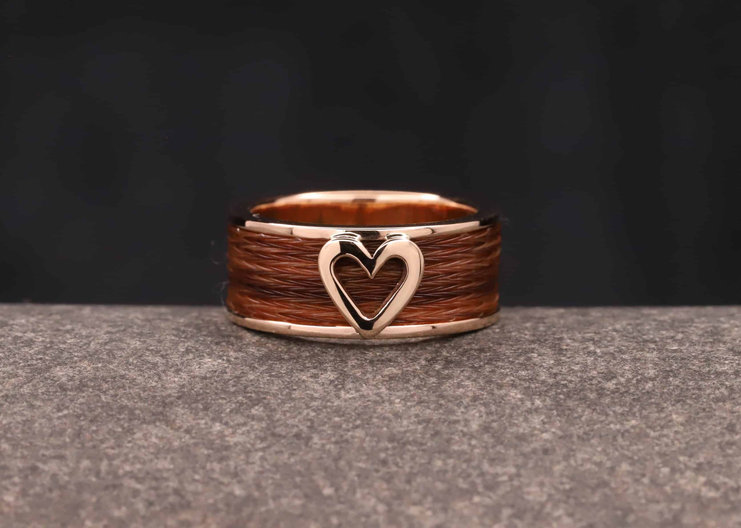 breiter polierter gold ring mit gewebten pferde haaren und herz schmuckgarten stolberg aachen
