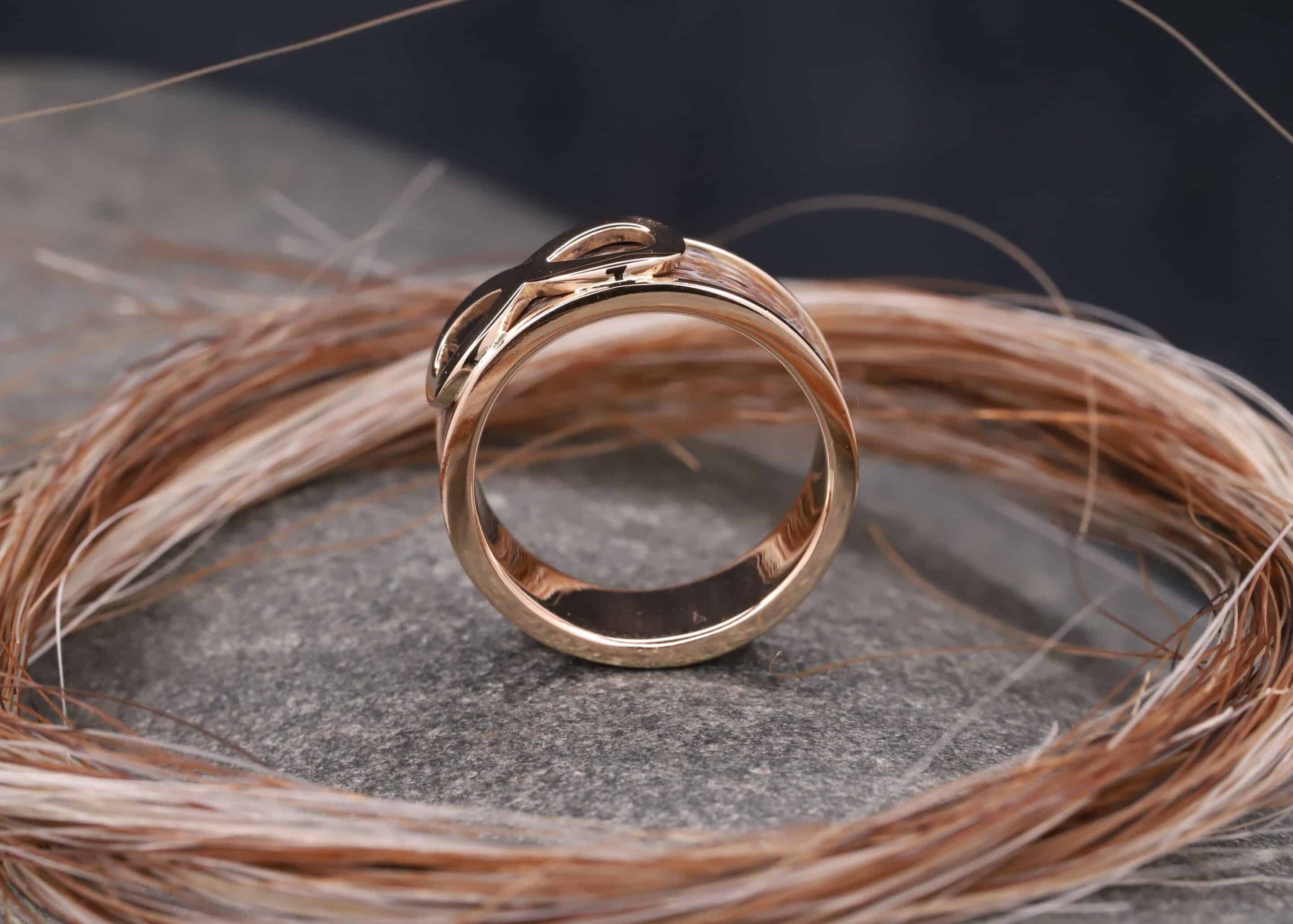 polierter gold ring mit gewebten pferdehaaren und unendlichkeitszeichen schmuckgarten stolberg aachen