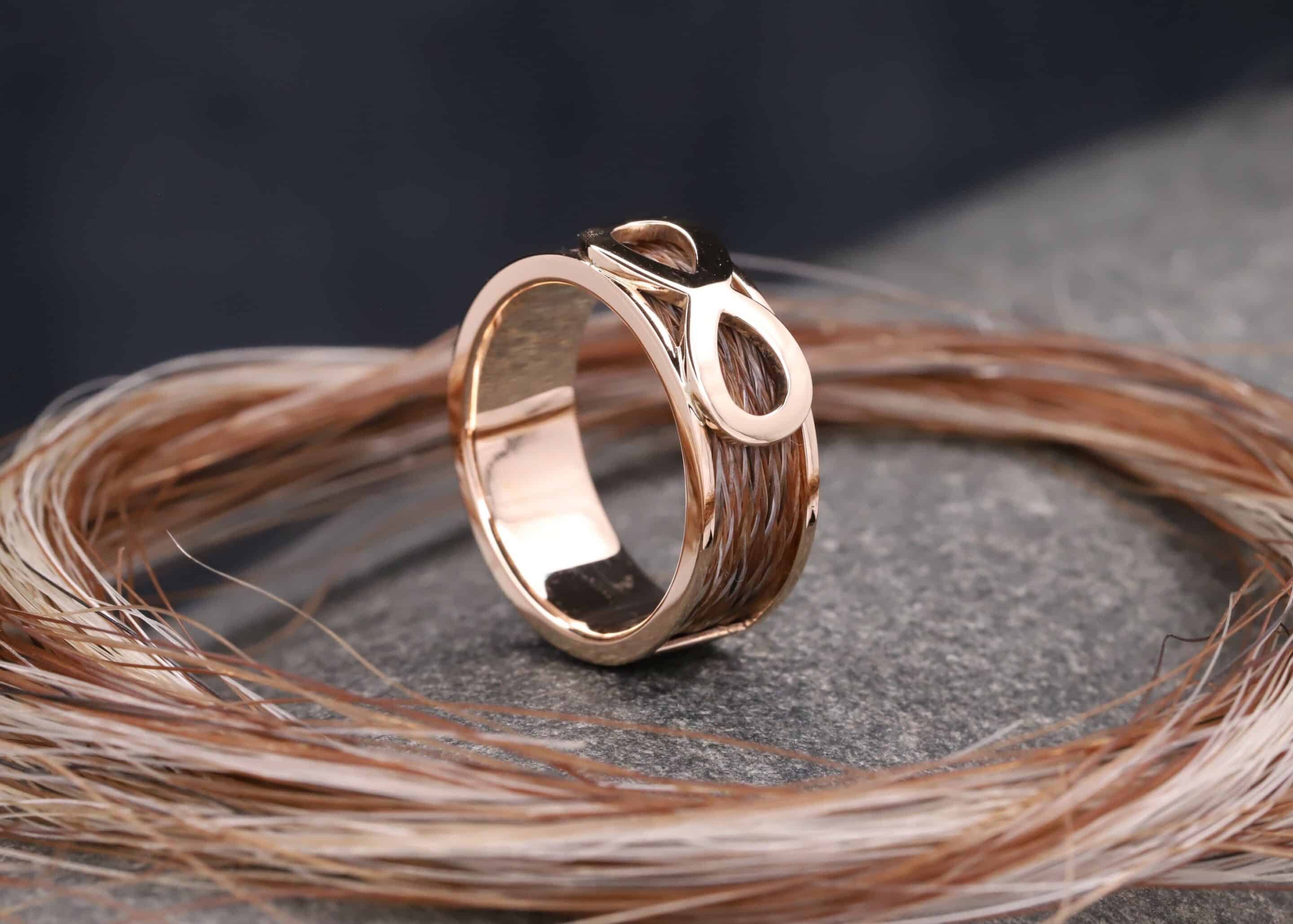 polierter gold ring mit gewebten pferdehaaren und unendlichkeitszeichen schmuckgarten stolberg aachen