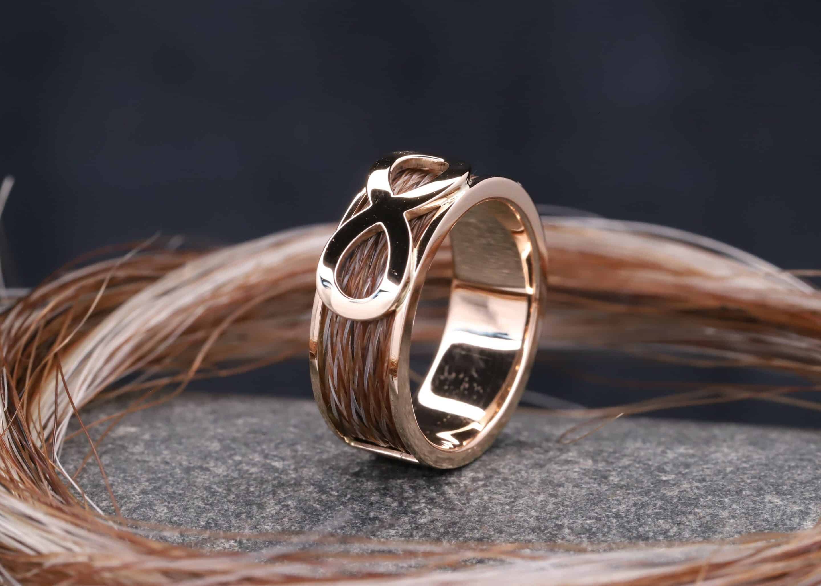 polierter gold ring mit gewebten pferdehaaren und unendlichkeitszeichen schmuckgarten stolberg aachen