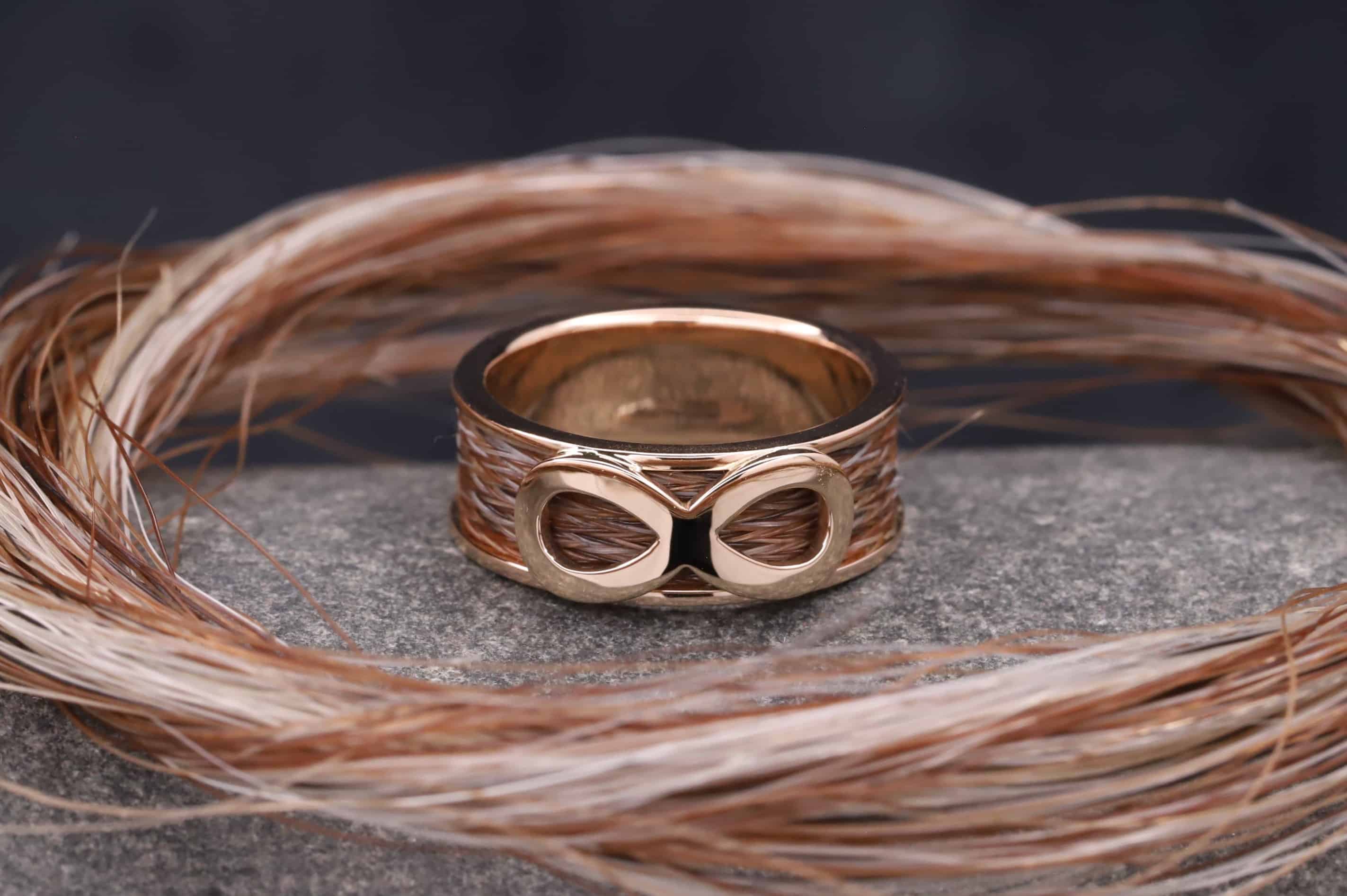 polierter gold ring mit gewebten pferdehaaren und unendlichkeitszeichen schmuckgarten stolberg aachen