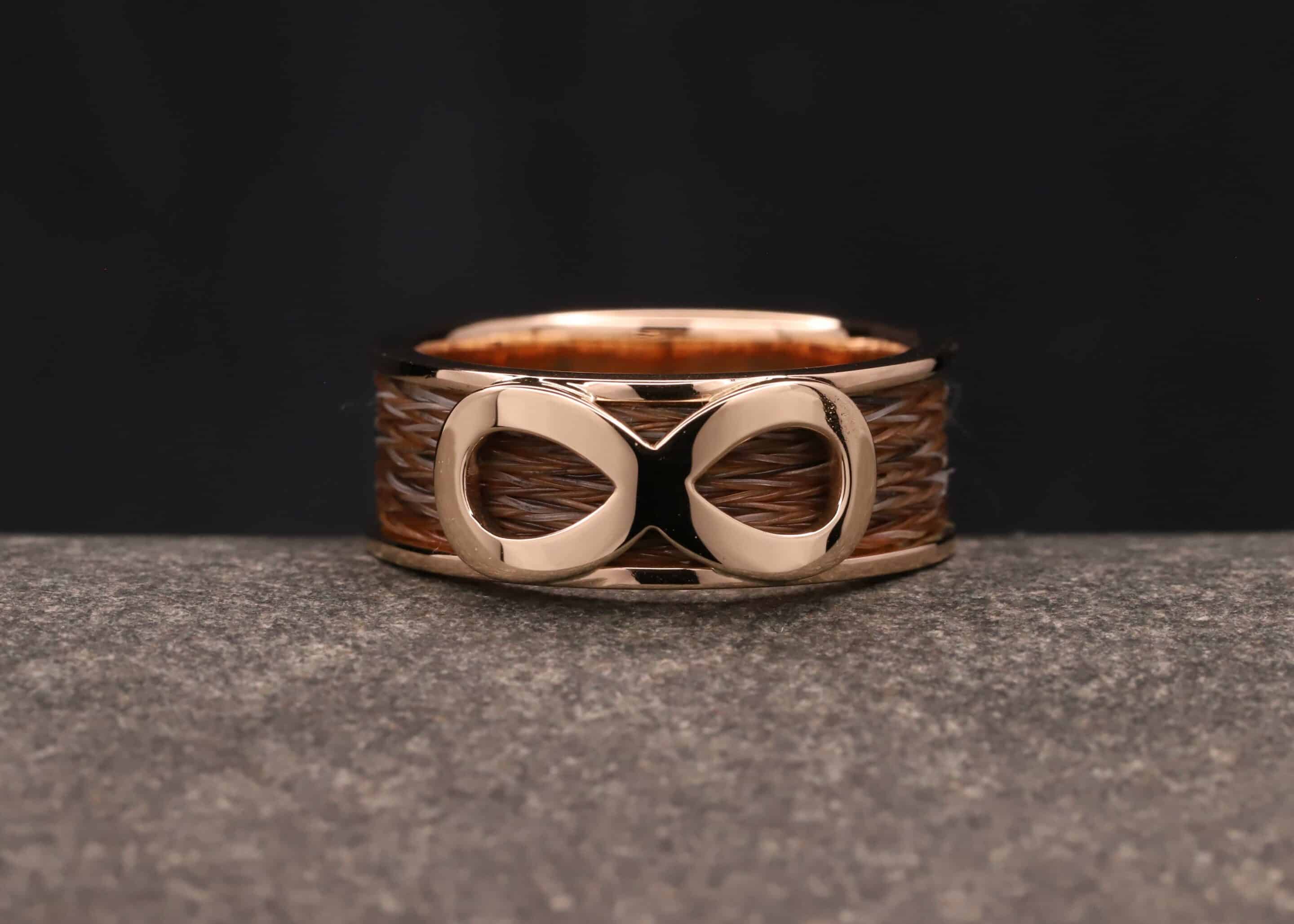polierter gold ring mit gewebten pferdehaaren und unendlichkeitszeichen schmuckgarten stolberg aachen