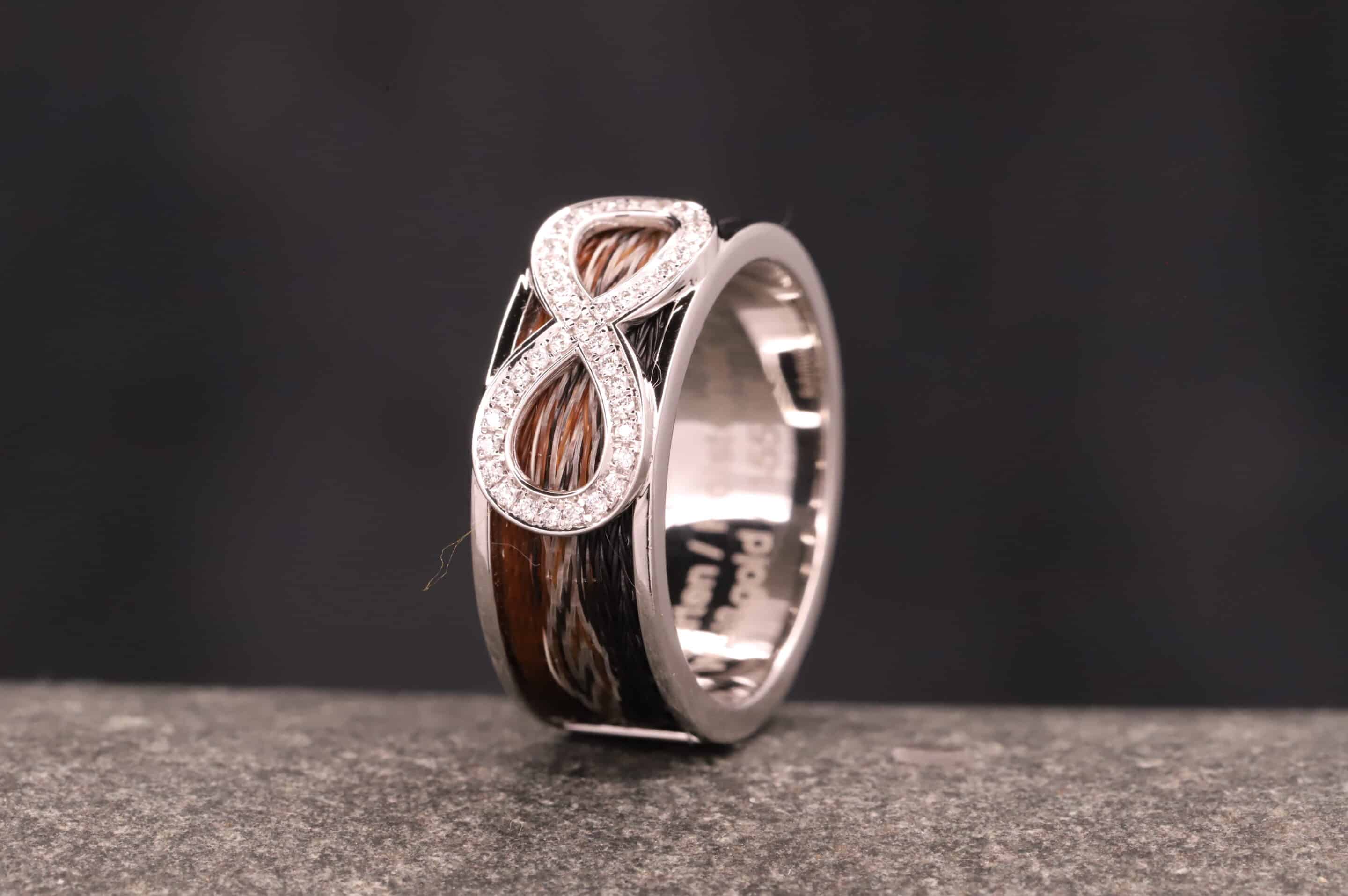 breiter polierter weiss gold ring mit gewebten pferdehaaren und unendlichkeitszeichen mit brillanten ausgefasst schmuckgarten stolberg aachen