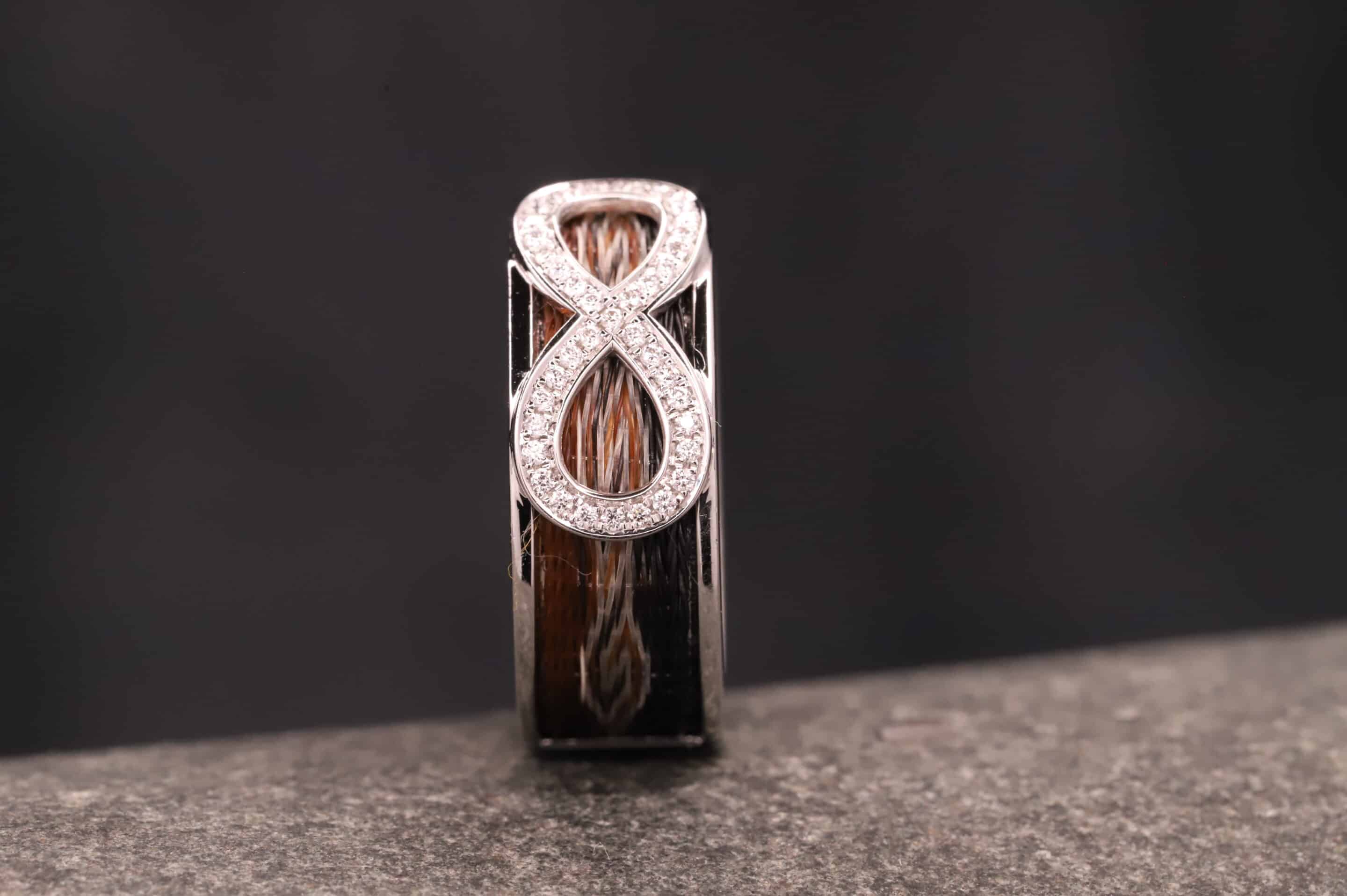 breiter polierter weiss gold ring mit gewebten pferdehaaren und unendlichkeitszeichen mit brillanten ausgefasst schmuckgarten stolberg aachen