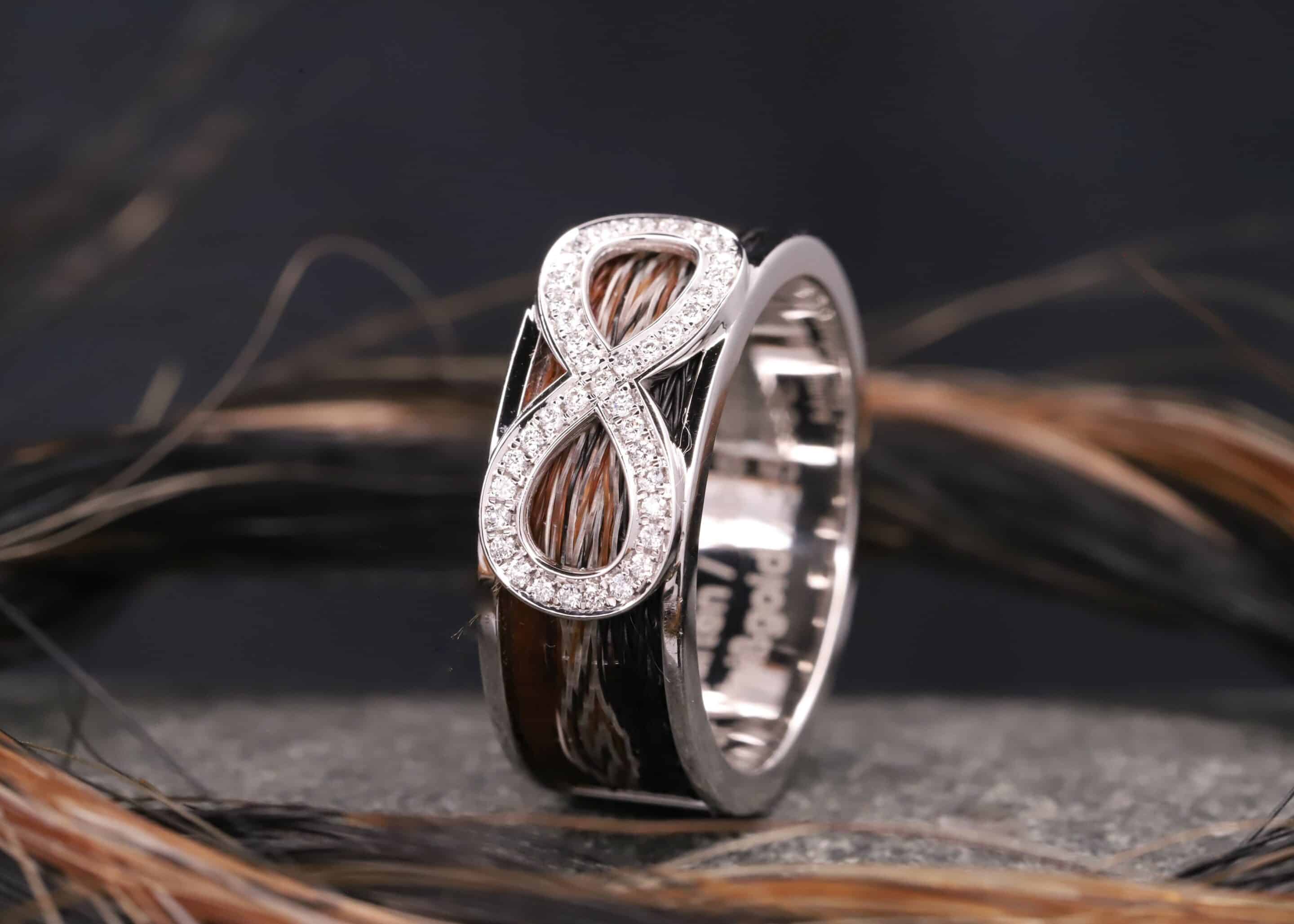 breiter polierter weiss gold ring mit gewebten pferdehaaren und unendlichkeitszeichen mit brillanten ausgefasst schmuckgarten stolberg aachen