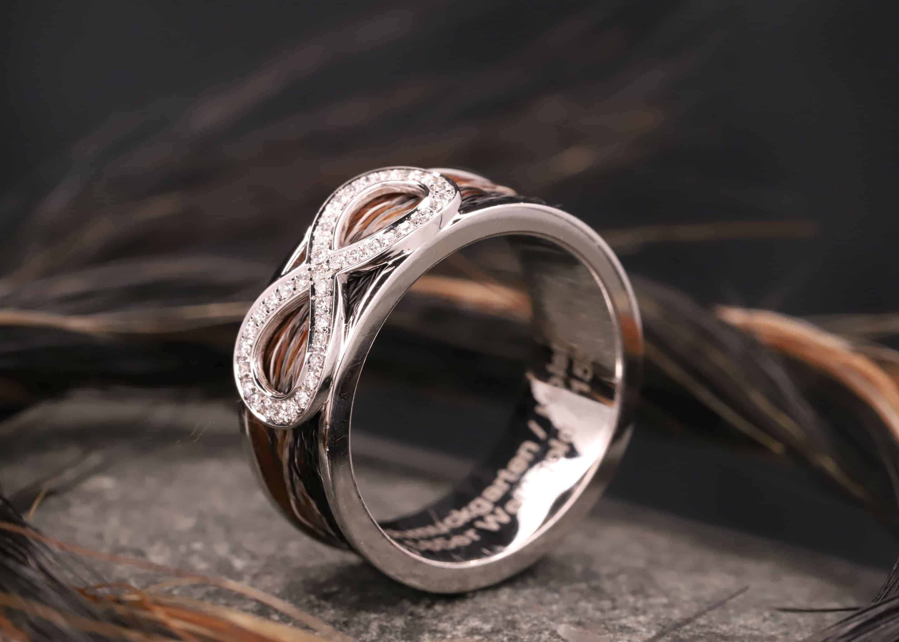 breiter polierter weiss gold ring mit gewebten pferdehaaren und unendlichkeitszeichen mit brillanten ausgefasst schmuckgarten stolberg aachen
