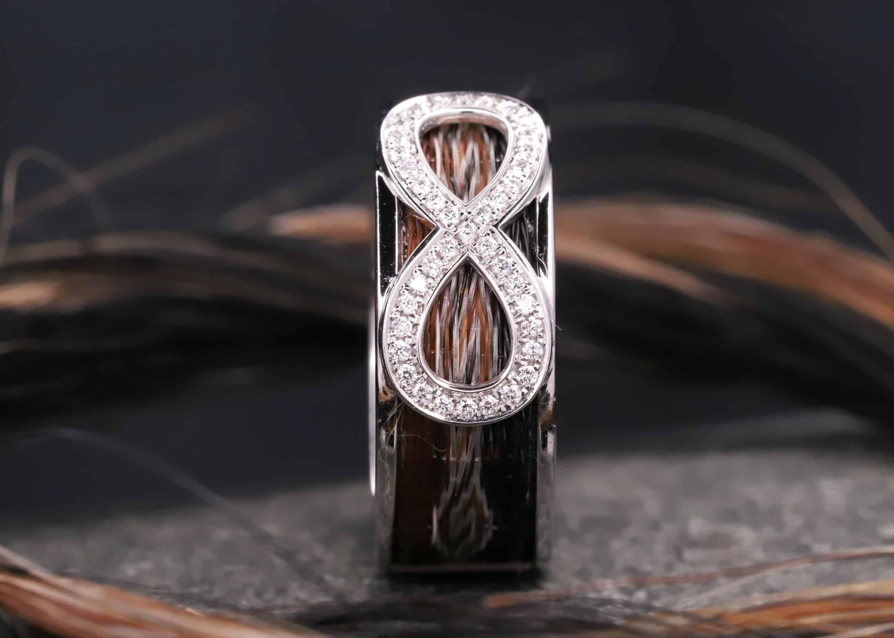 breiter polierter weiss gold ring mit gewebten pferdehaaren und unendlichkeitszeichen mit brillanten ausgefasst schmuckgarten stolberg aachen