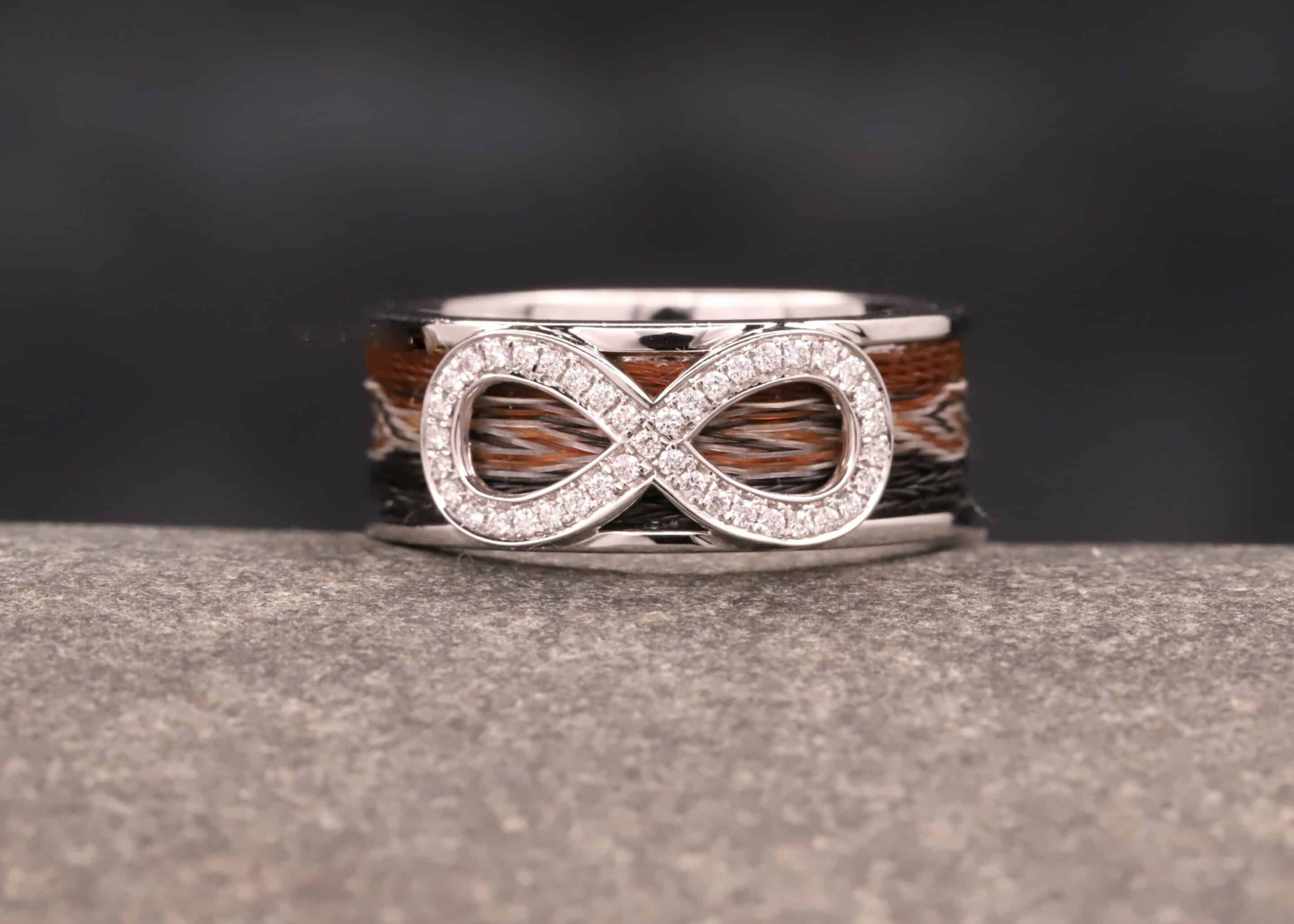 breiter polierter weiss gold ring mit gewebten pferdehaaren und unendlichkeitszeichen mit brillanten ausgefasst schmuckgarten stolberg aachen