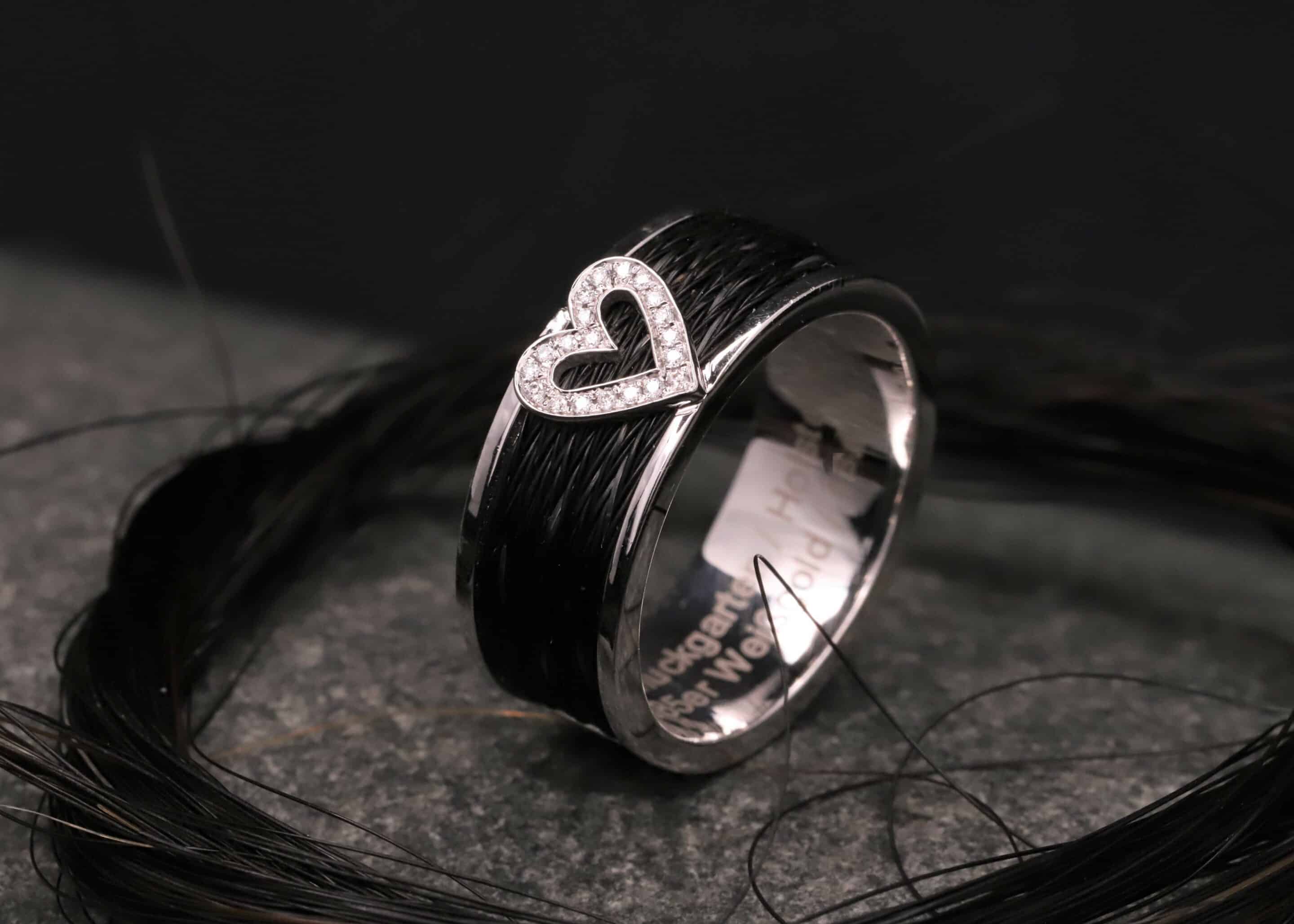 pferdehaarschmuck breiter weiss gold ring mit gewebten pferdehaaren und herz mit diamanten ausgefasst schmuckgarten aachen stolberg
