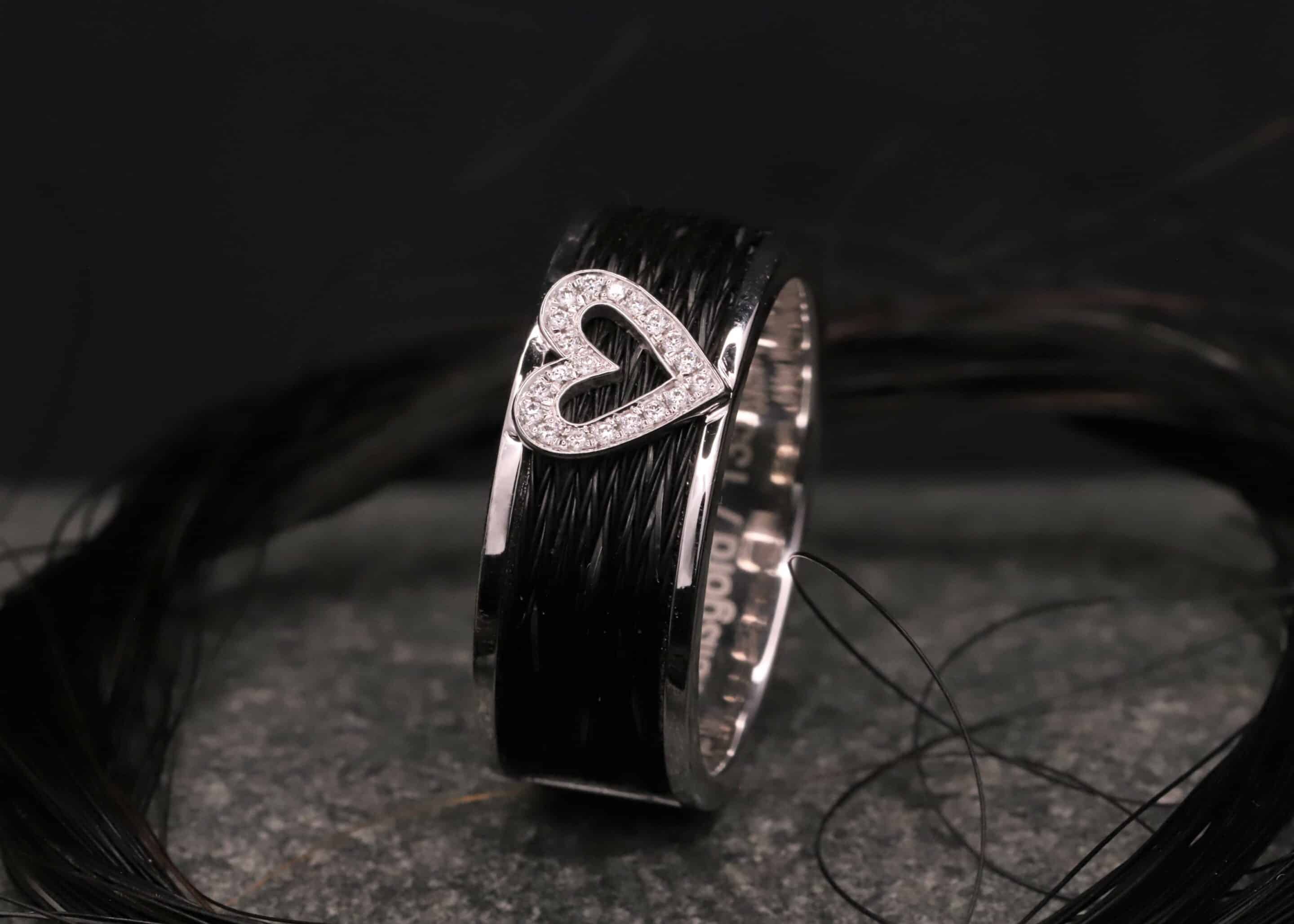 pferdehaarschmuck breiter weiss gold ring mit gewebten pferdehaaren und herz mit diamanten ausgefasst schmuckgarten aachen stolberg