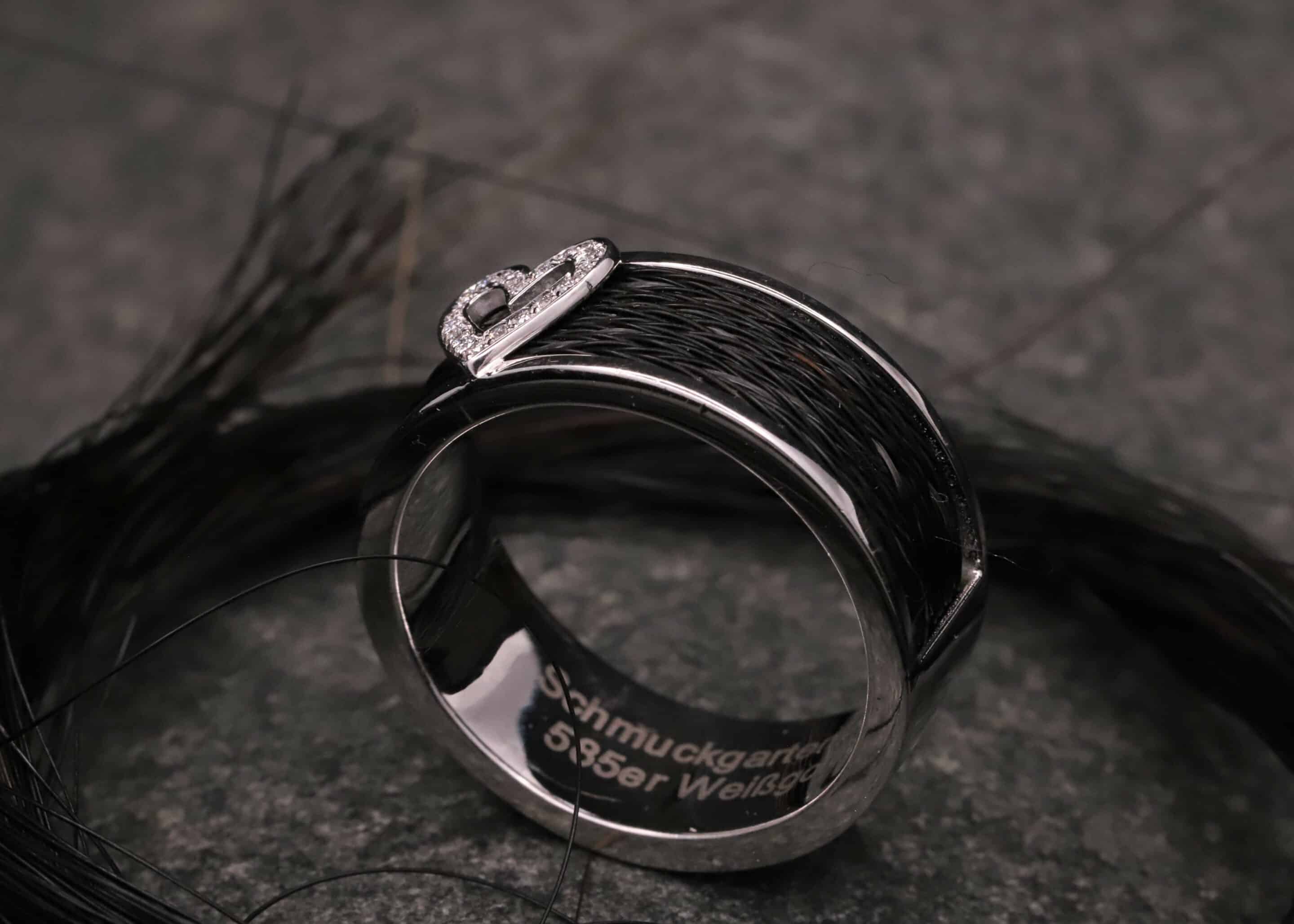 pferdehaarschmuck breiter weiss gold ring mit gewebten pferdehaaren und herz mit diamanten ausgefasst schmuckgarten aachen stolberg