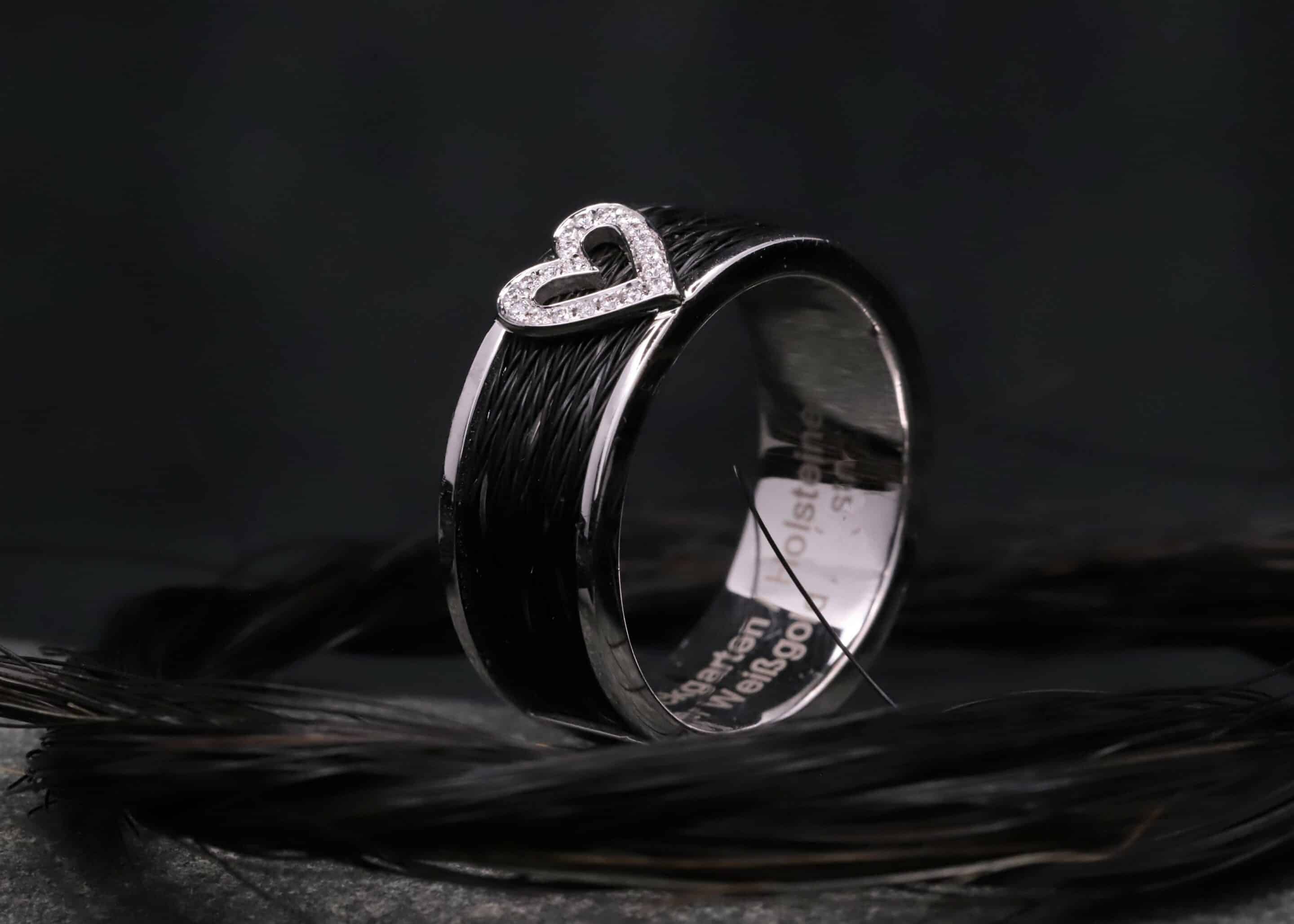 pferdehaarschmuck breiter weiss gold ring mit gewebten pferdehaaren und herz mit diamanten ausgefasst schmuckgarten aachen stolberg