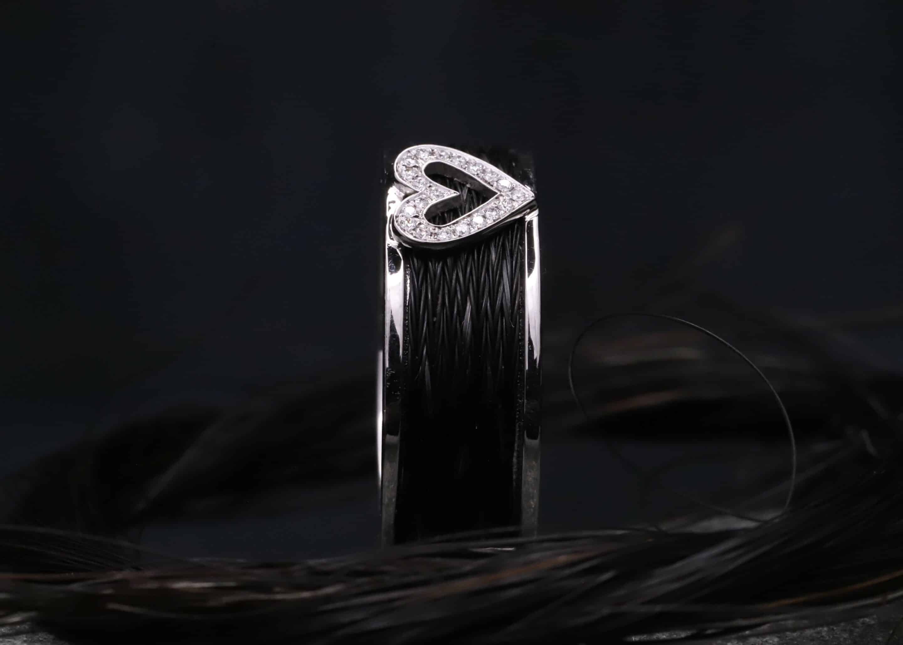 pferdehaarschmuck breiter weiss gold ring mit gewebten pferdehaaren und herz mit diamanten ausgefasst schmuckgarten aachen stolberg