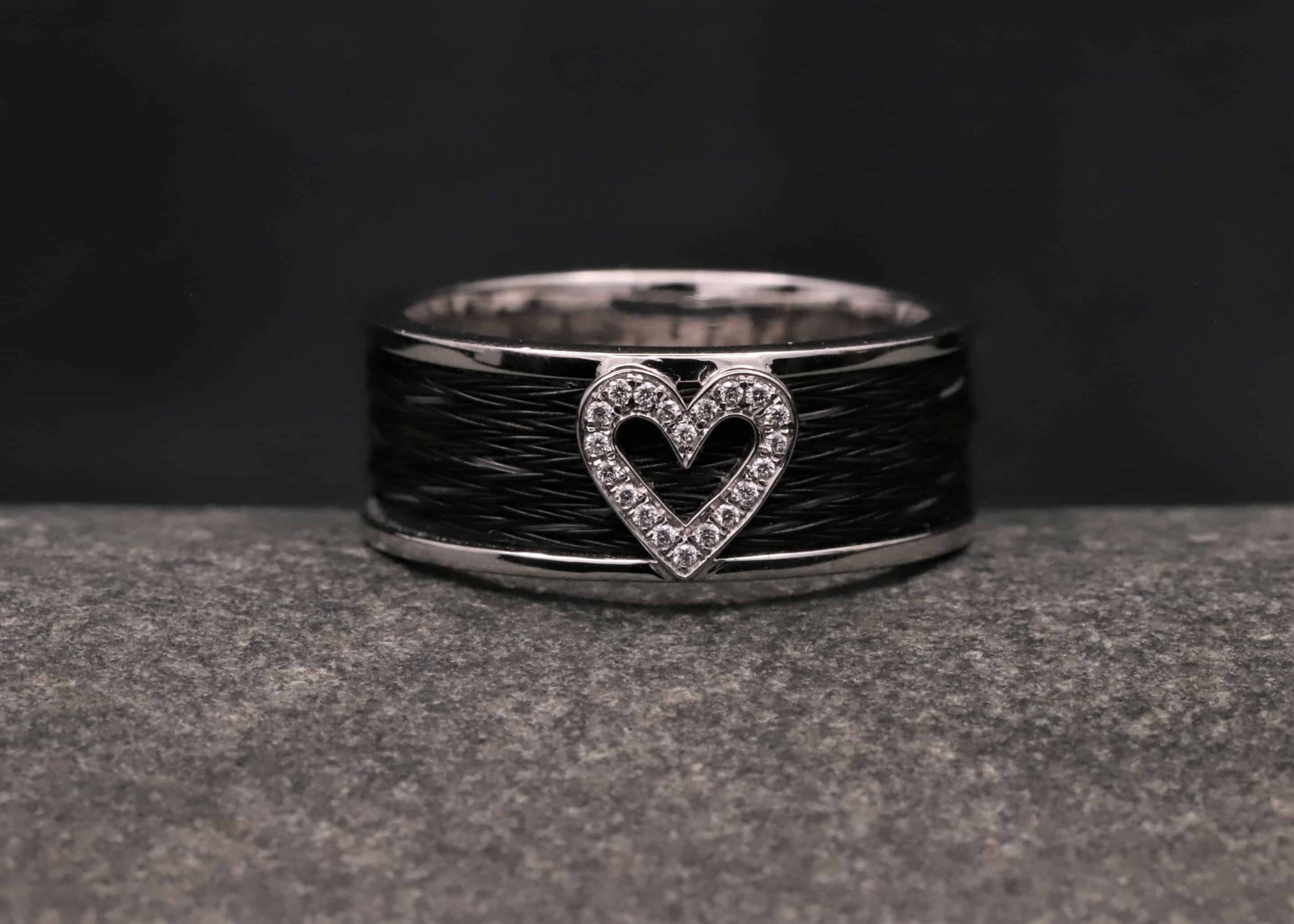 pferdehaarschmuck breiter weiss gold ring mit gewebten pferdehaaren und herz mit diamanten ausgefasst schmuckgarten aachen stolberg