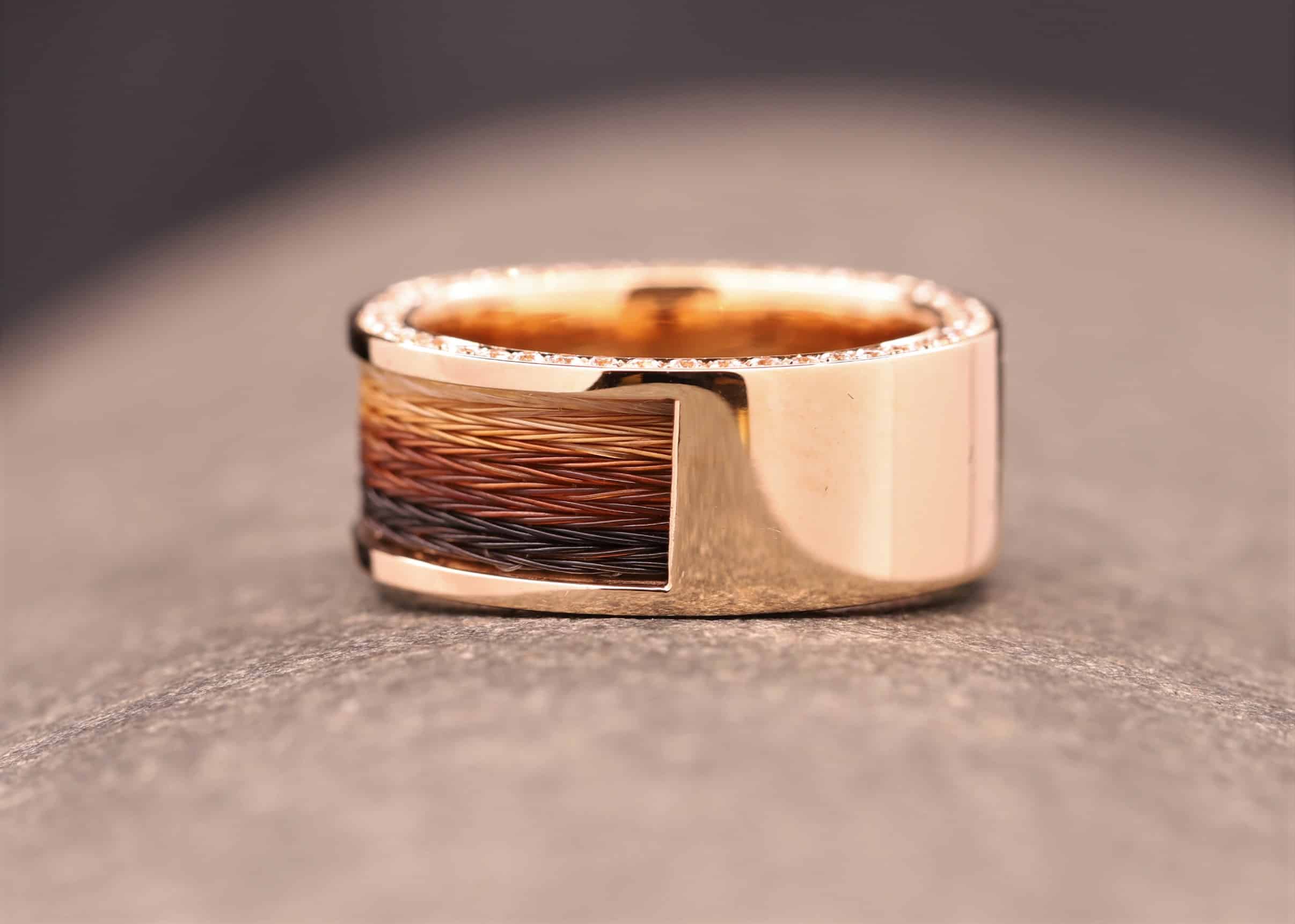 rosegoldring mit brillanten auf einer seite und pferdehaaren - schmuckgarten