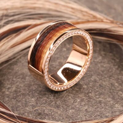 rosegoldring mit brillanten auf einer seite und pferdehaaren - schmuckgarten