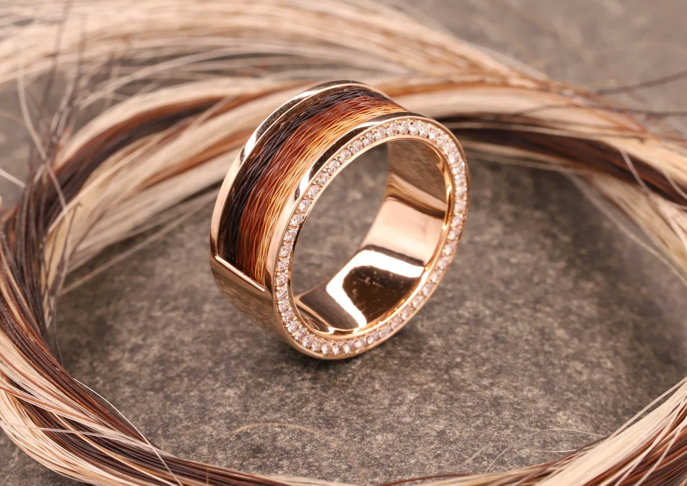 rosegoldring mit brillanten auf einer seite und pferdehaaren - schmuckgarten