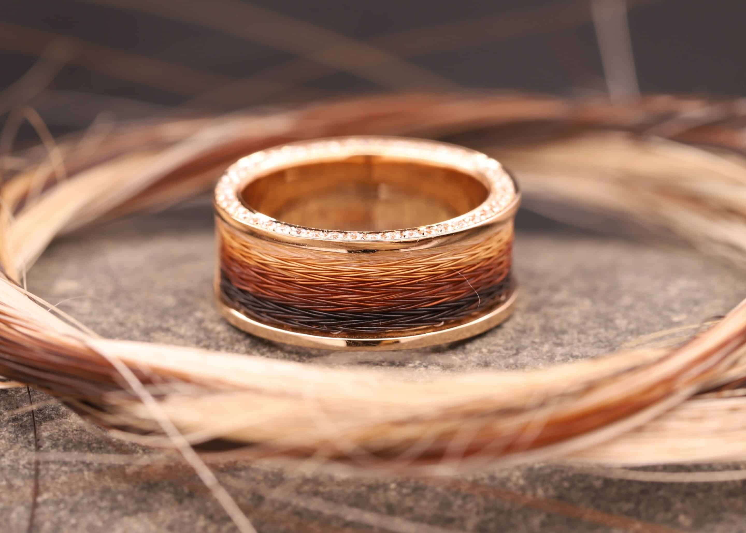 rosegoldring mit brillanten auf einer seite und pferdehaaren - schmuckgarten