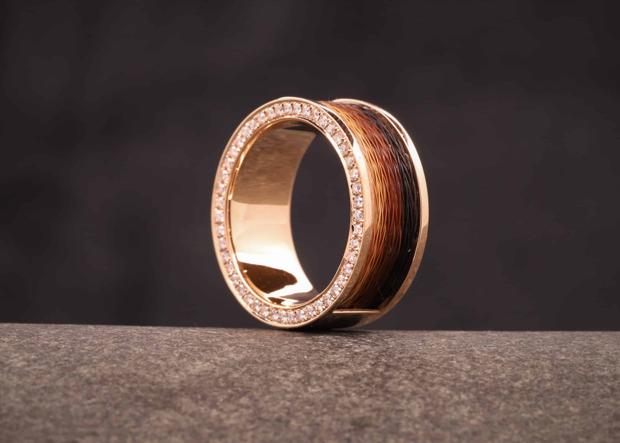 rosegoldring mit brillanten auf einer seite und pferdehaaren - schmuckgarten