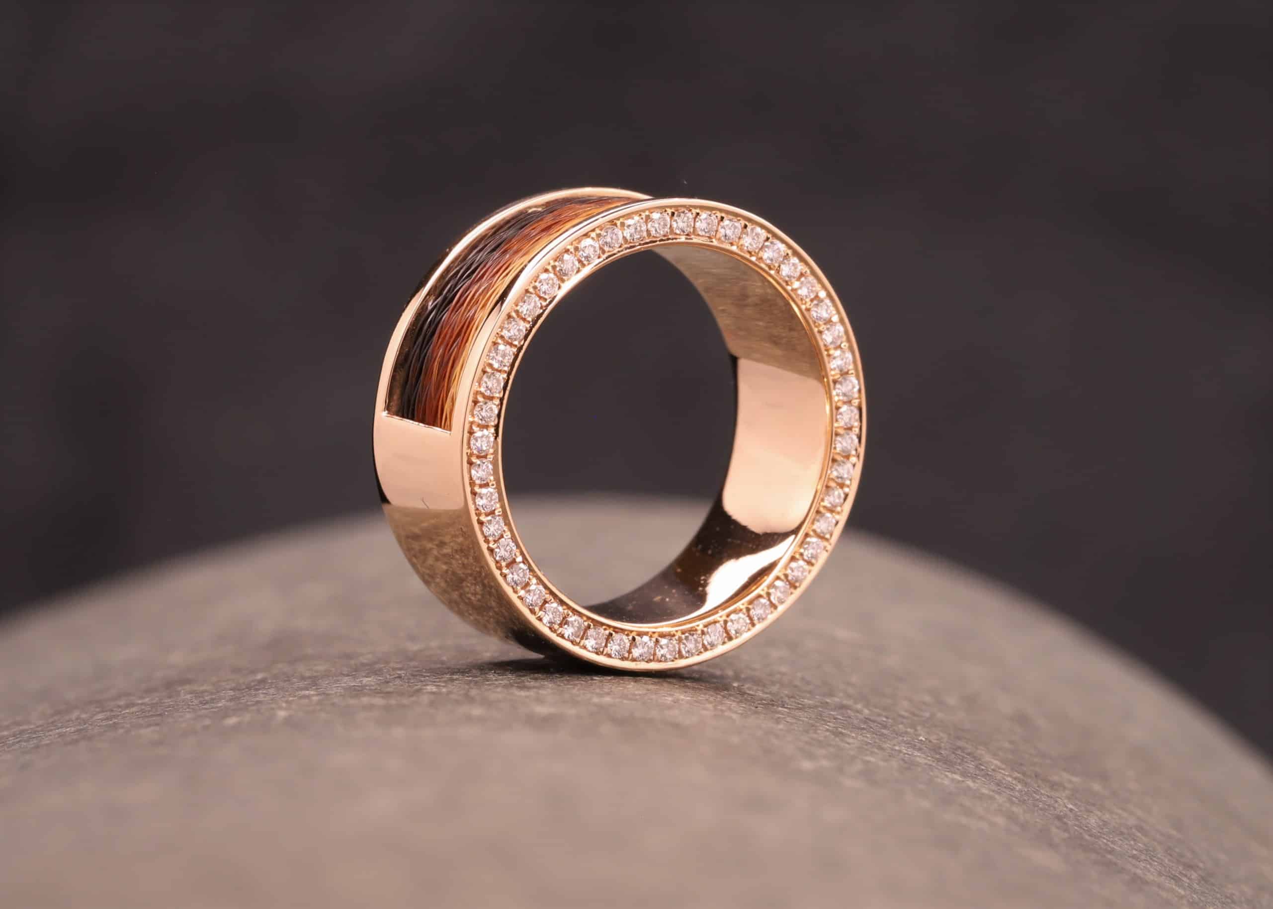rosegoldring mit brillanten auf einer seite und pferdehaaren - schmuckgarten