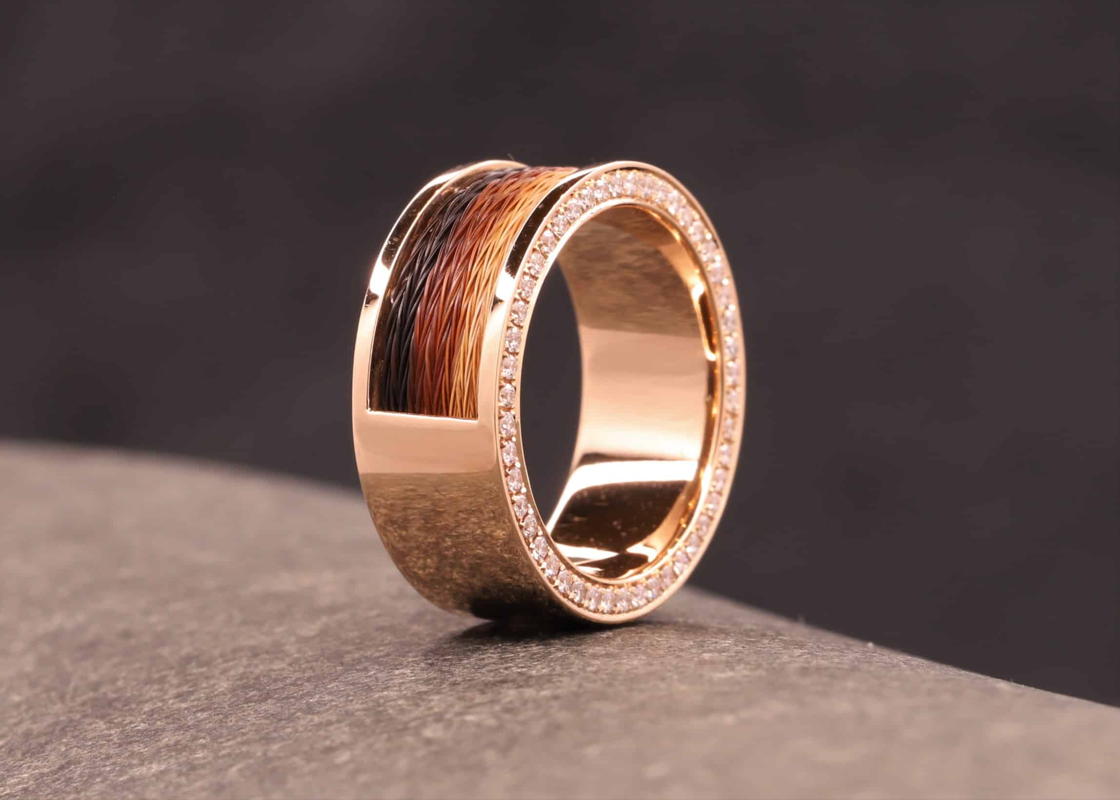 rosegoldring mit brillanten auf einer seite und pferdehaaren - schmuckgarten
