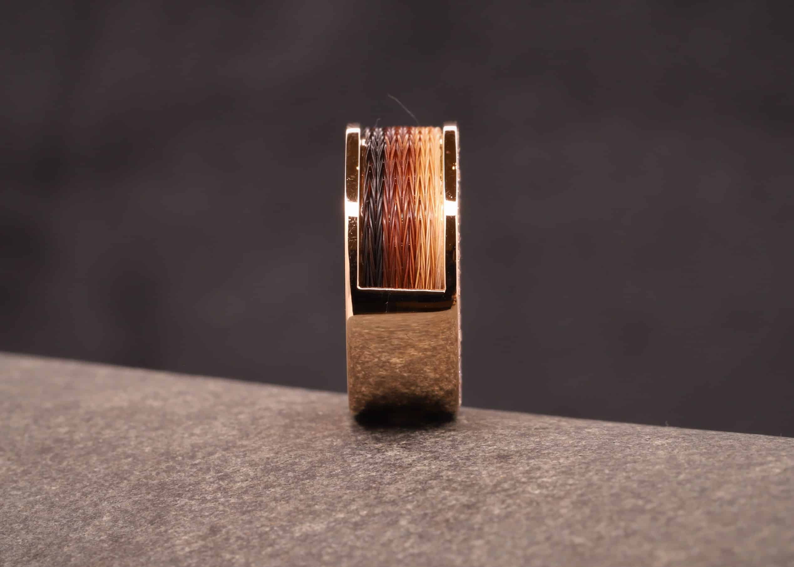 rosegoldring mit brillanten auf einer seite und pferdehaaren - schmuckgarten