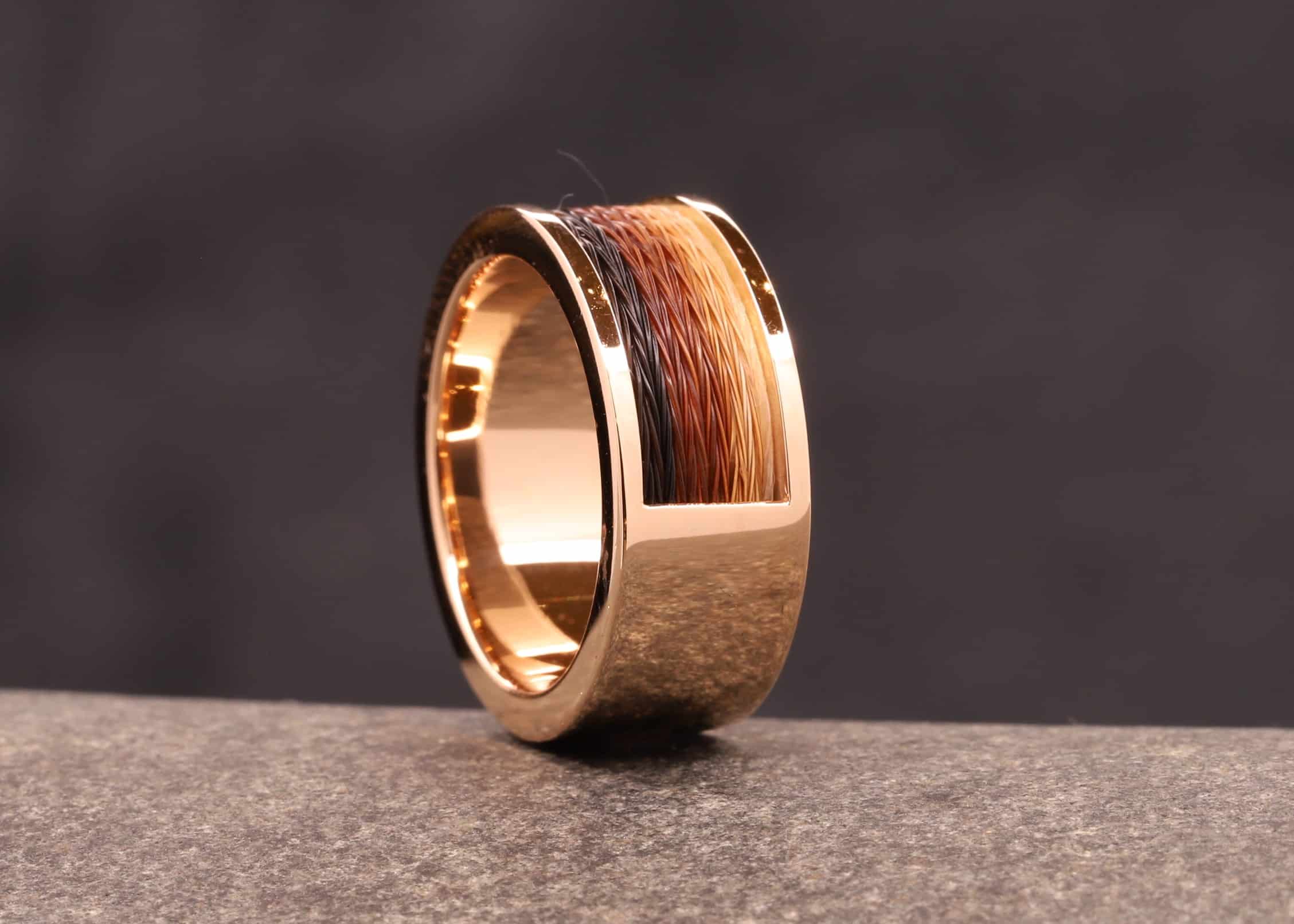 rosegoldring mit brillanten auf einer seite und pferdehaaren - schmuckgarten